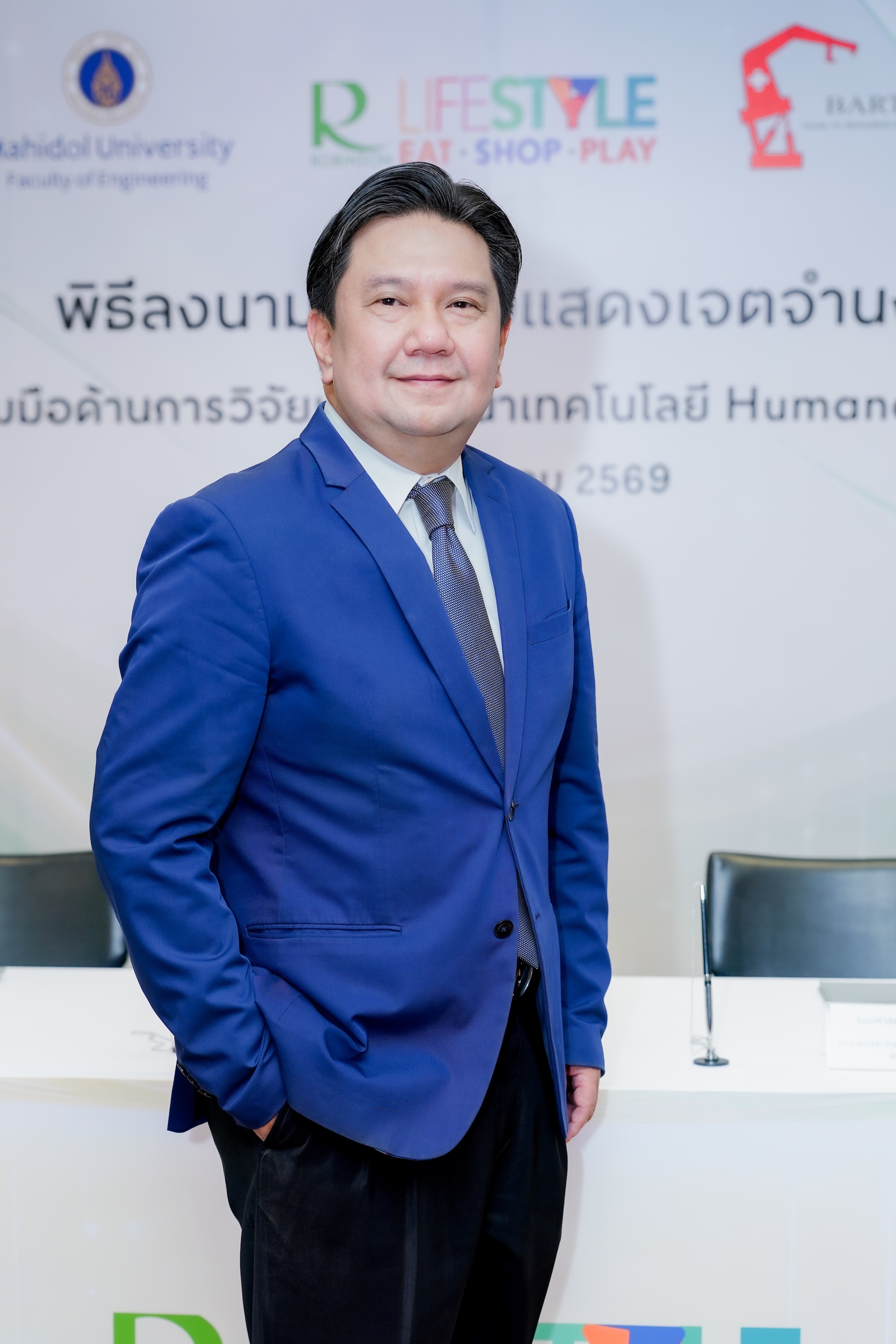 คณะผู้บริหารและนักวิจัยร่วมถ่ายภาพในพิธีลงนาม LOI