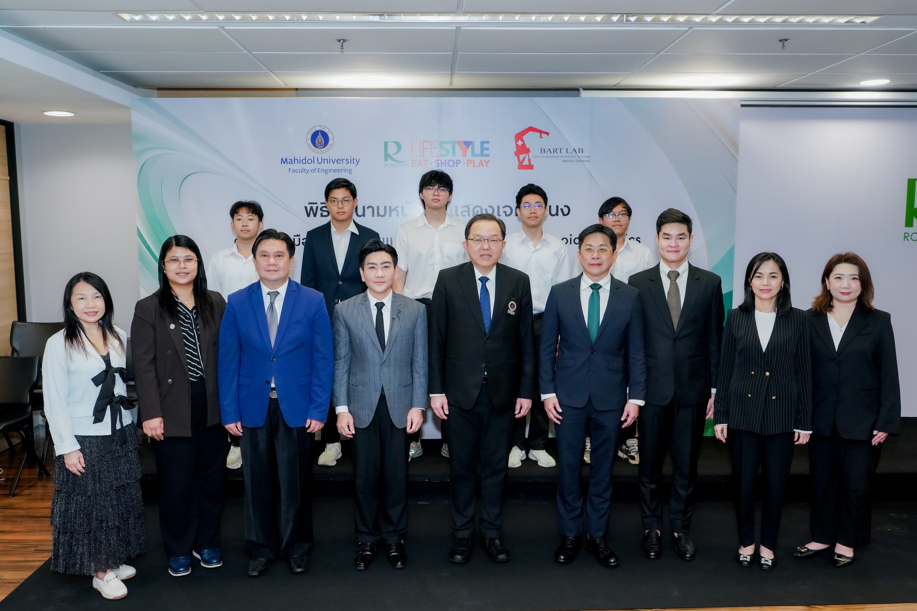 การนำเสนอแนวคิด Living Lab และเทคโนโลยีหุ่นยนต์ในพื้นที่ศูนย์การค้า