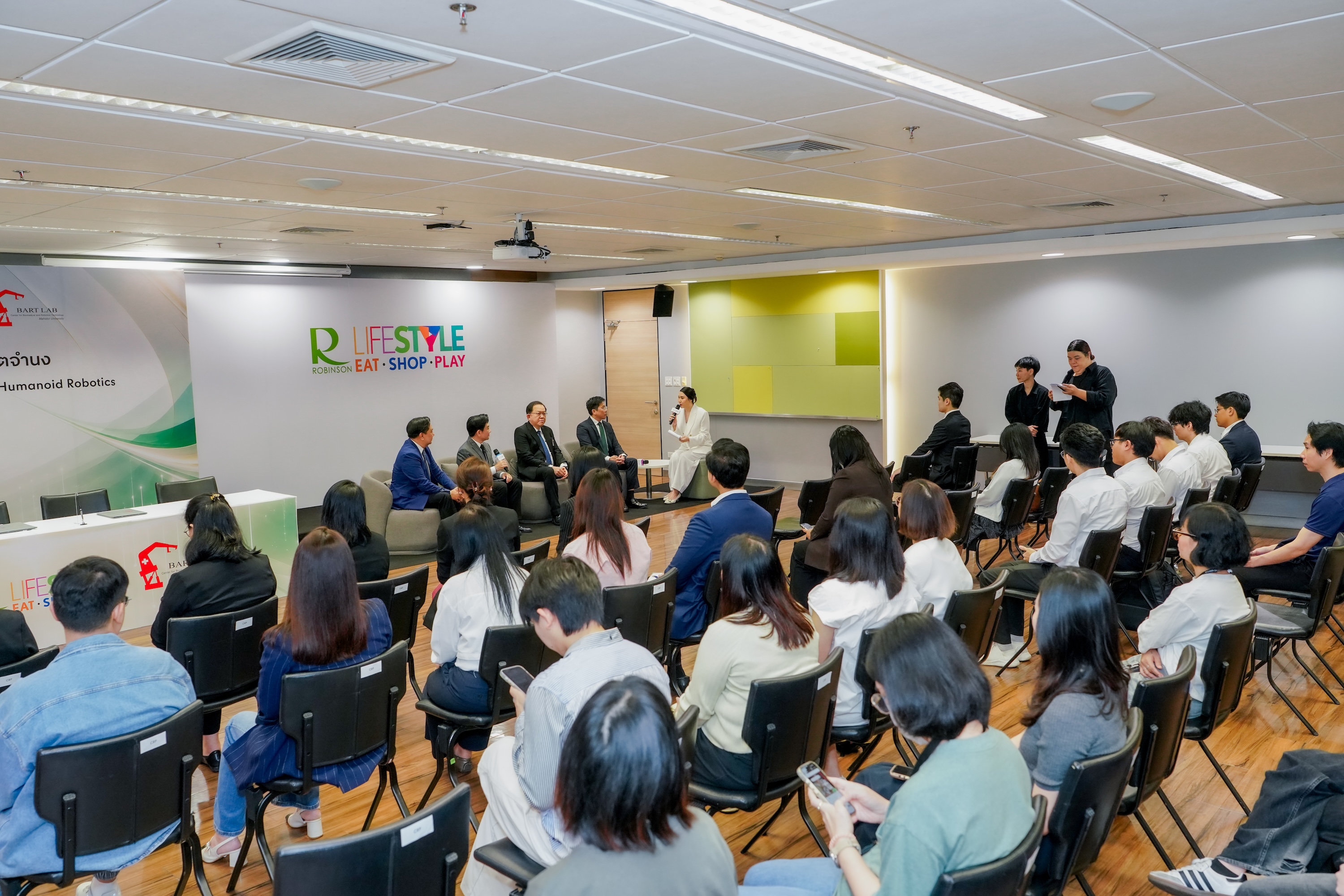 ภาพหมู่ผู้บริหารและผู้แทนจากเซ็นทรัล รีเทล พร็อพเพอร์ตี้ และ BART LAB