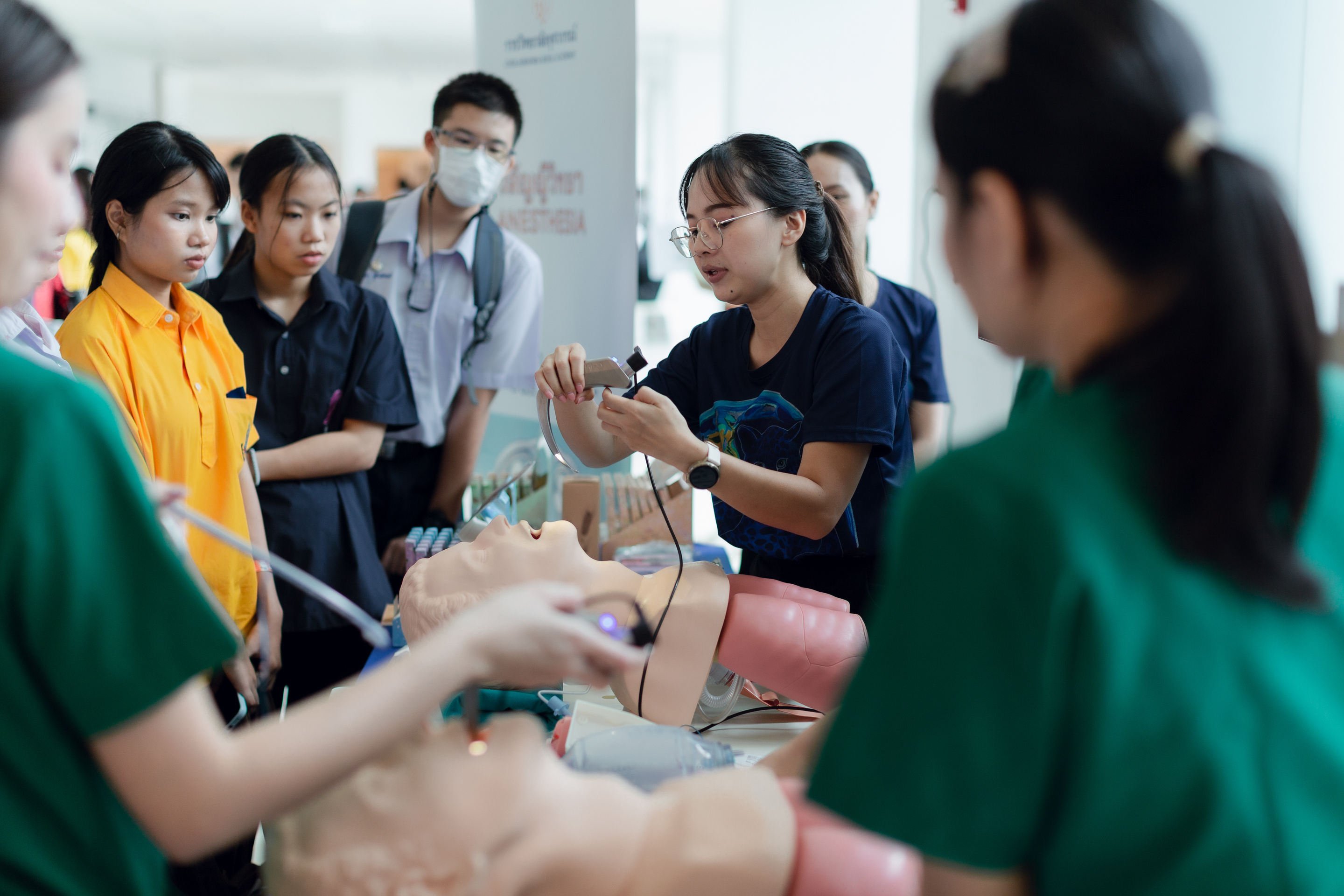คณาจารย์และบุคลากรทางการแพทย์ให้การต้อนรับนักเรียนในงาน CRA Open House 2027