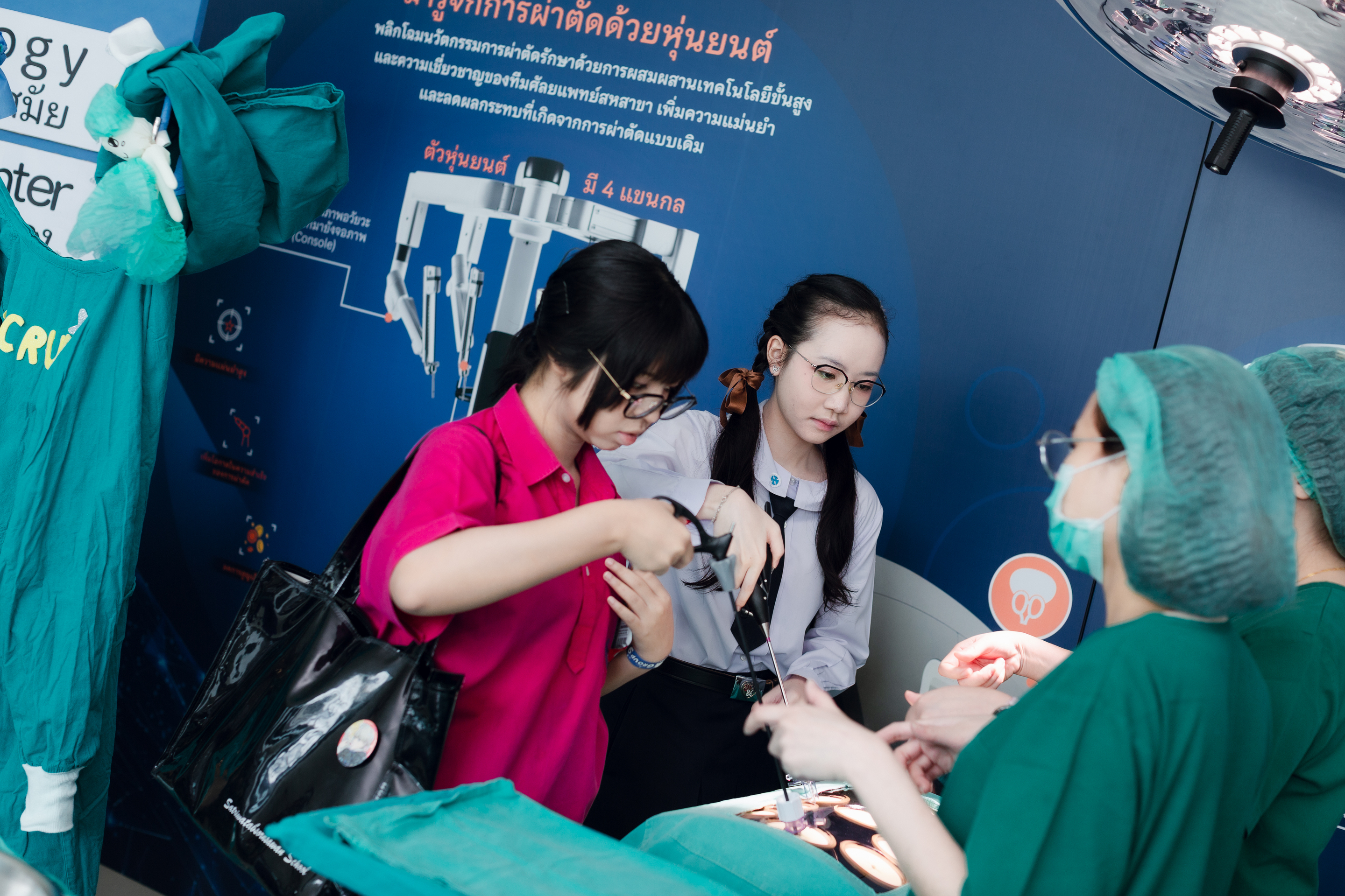 นักเรียนสัมผัสเครื่องมือและเทคโนโลยีทางการแพทย์ขั้นสูง
