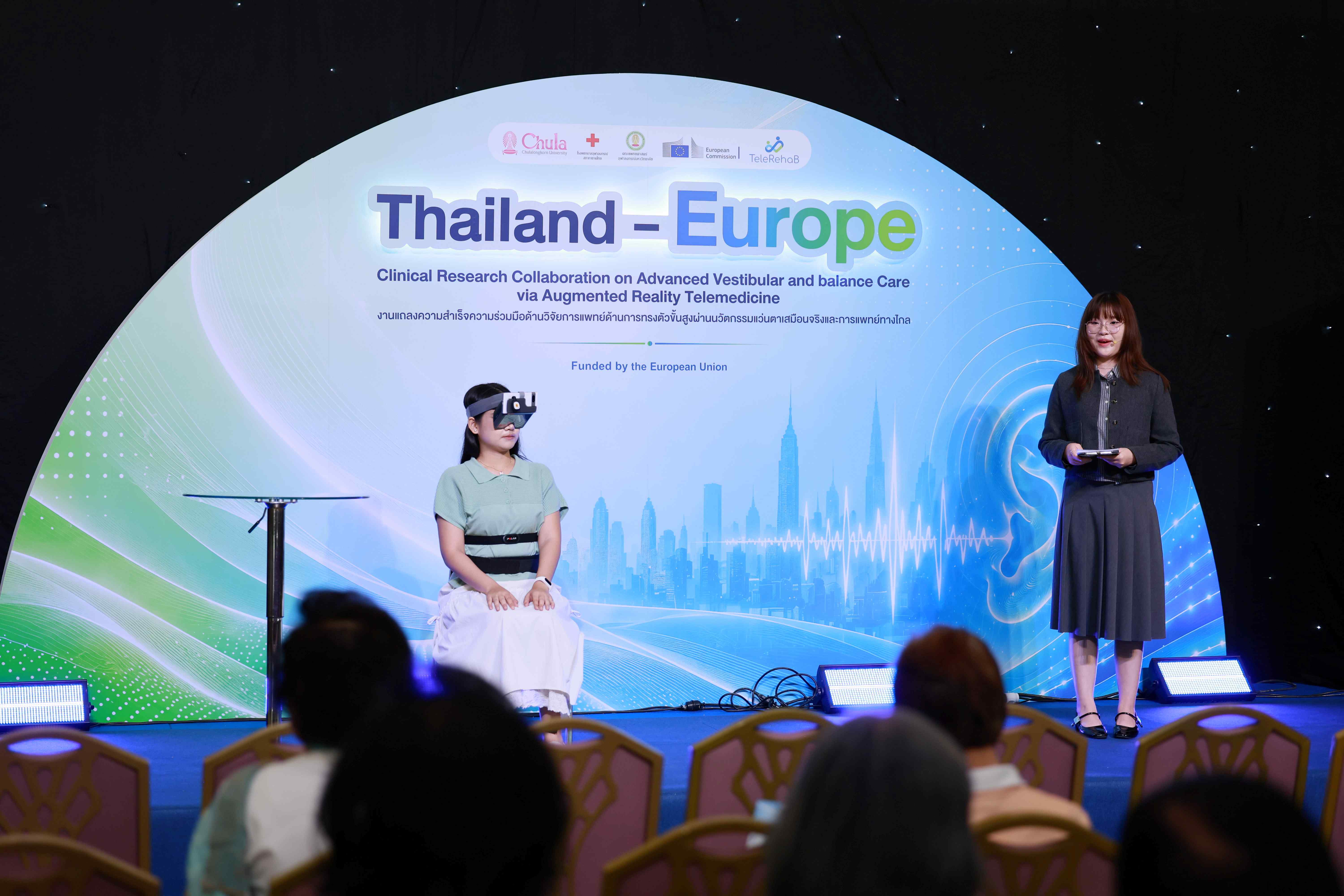 การสาธิตแว่นตาสามมิติ พร้อมแสดงตัวอย่างภาพที่ฉาย