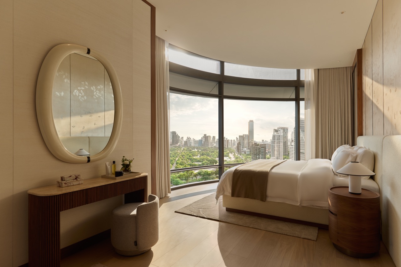 ห้องนอนใหญ่แบบ 3 ห้องนอน Upper House Residences Bangkok