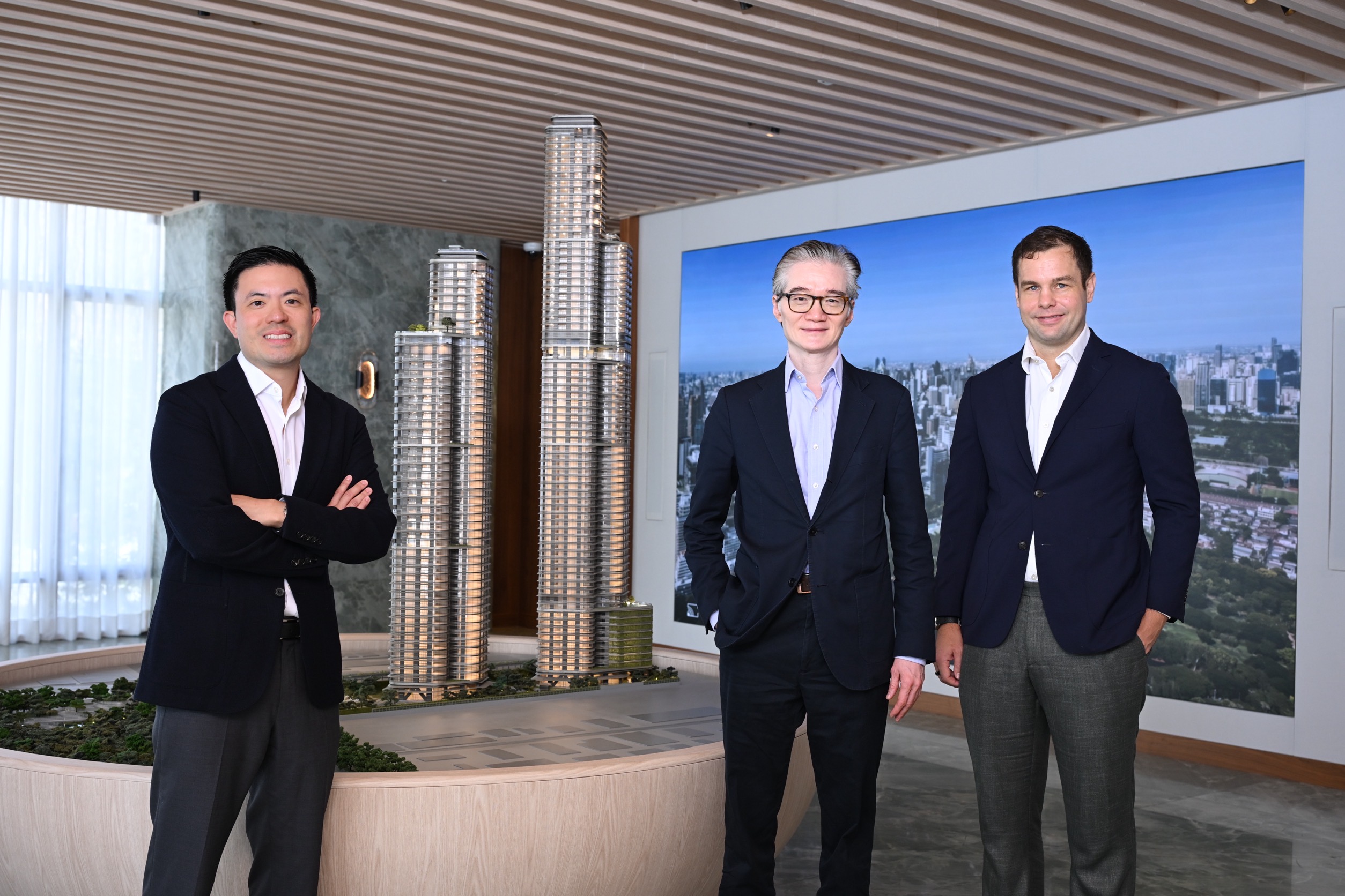 นายเคซี อาว นายเอเดรียน โท และนายโทมัส วูลซี ณ Upper House Residences Lounge กรุงเทพฯ