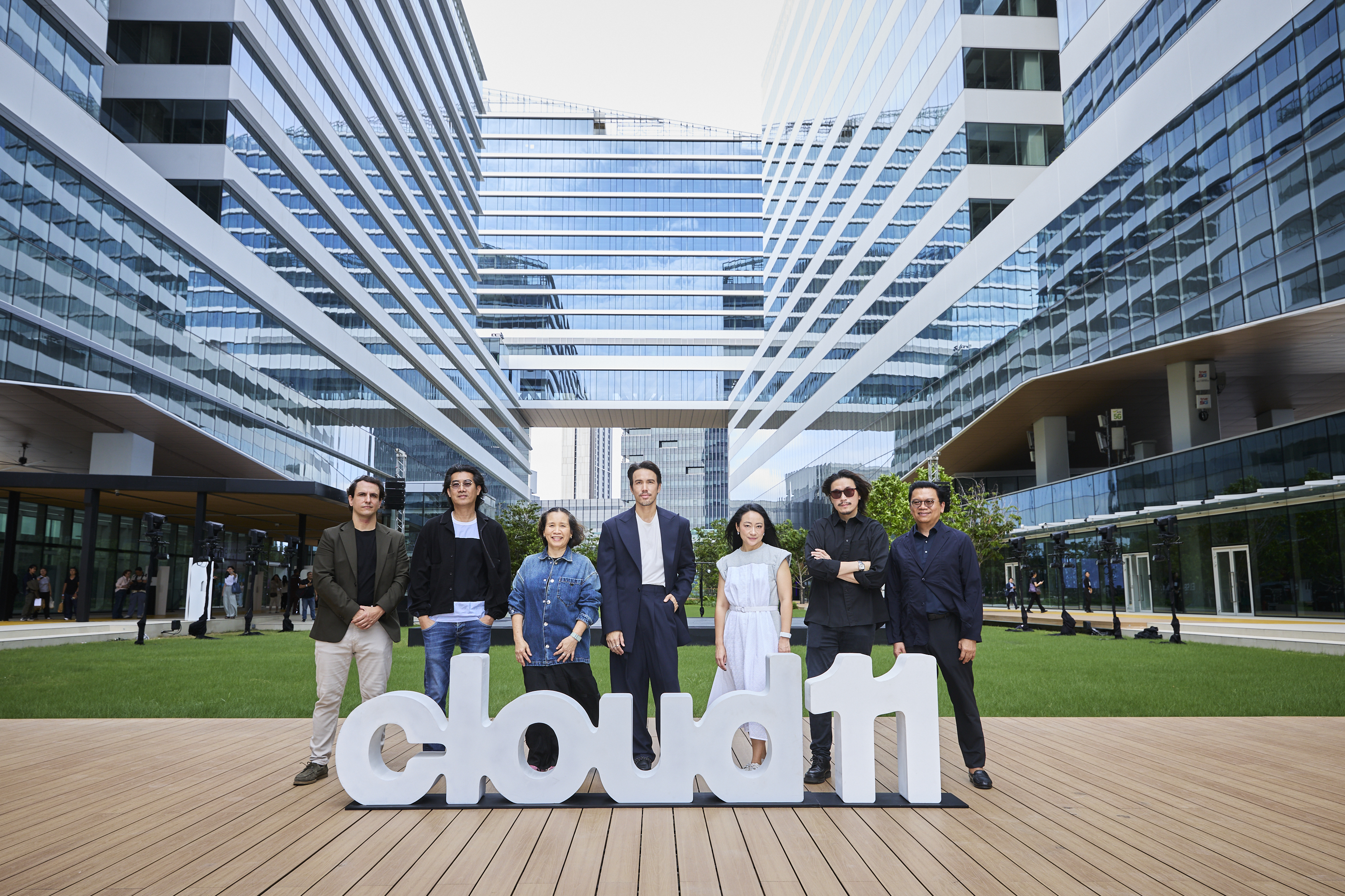 ภาพพันธมิตรในงานเปิดตัว Cloud 11