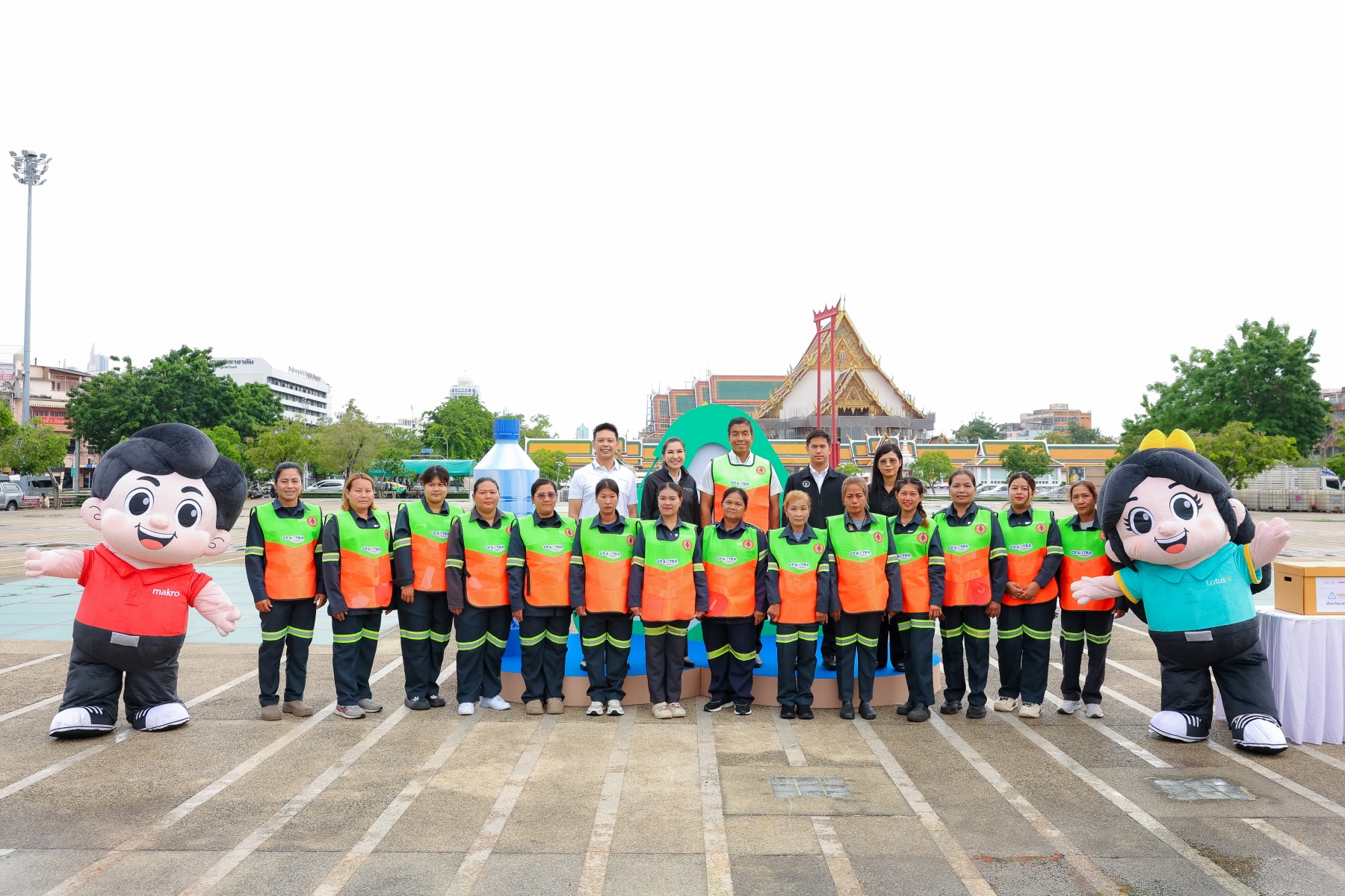 ซีพี แอ็กซ์ตร้า ส่งมอบเสื้อกั๊กสะท้อนแสงรีไซเคิลให้พี่กวาด กทม.