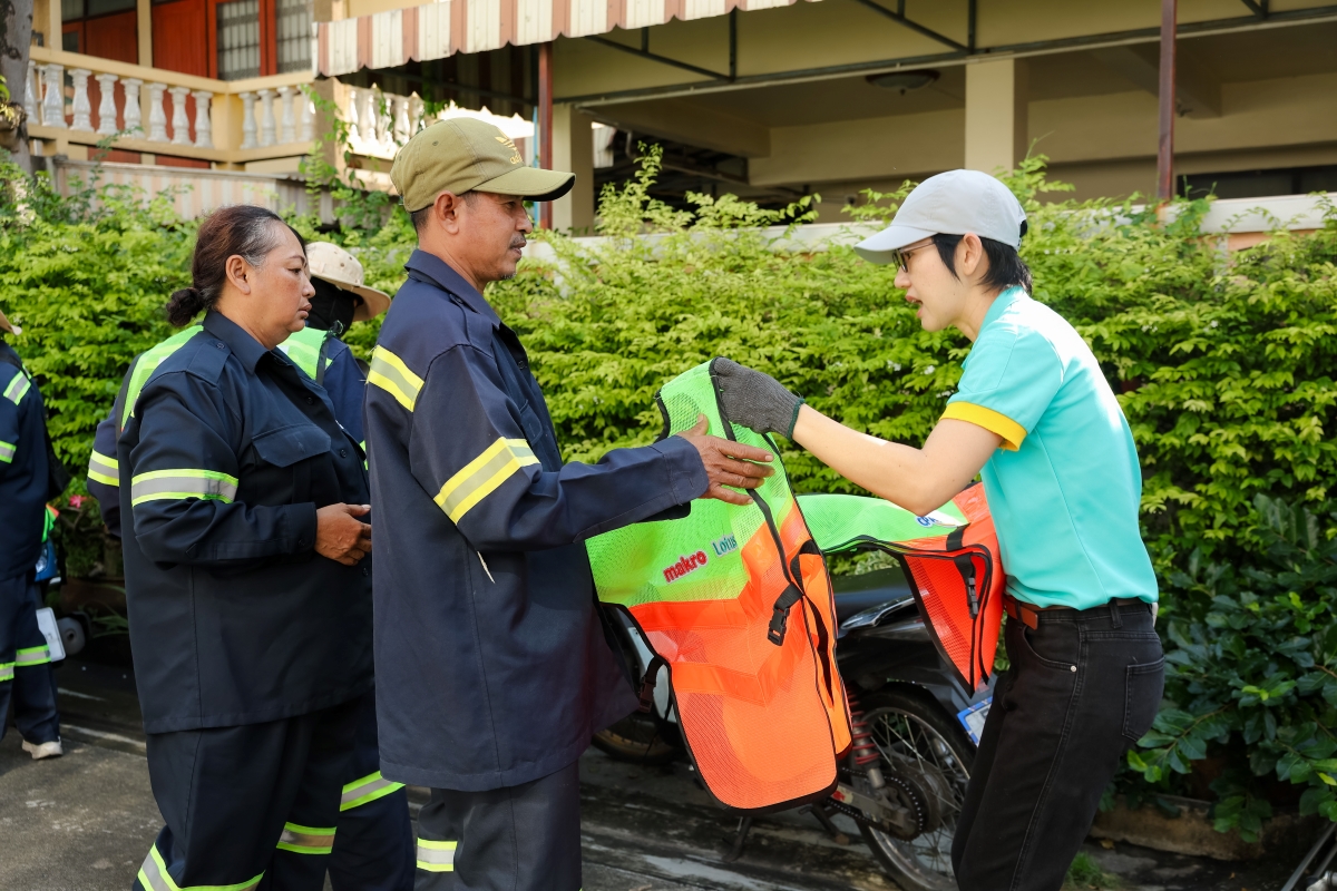 พนักงานจิตอาสาซีพี แอ็กซ์ตร้าร่วมทีม Big Cleaning ฟื้นฟูพื้นที่หลังน้ำลด
