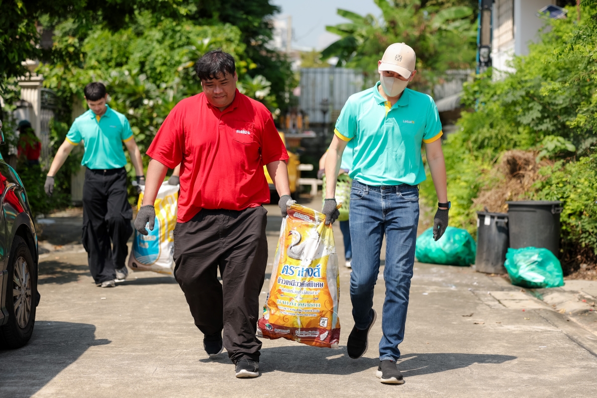 ทีม Big Cleaning เก็บขยะชิ้นใหญ่ในชุมชนลาดพร้าว 43