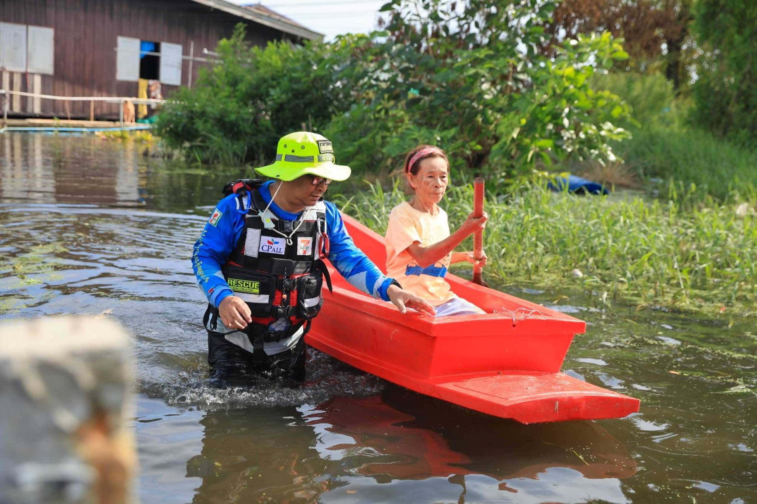 บรรยากาศการร่วมปรุงอาหารและส่งมอบมื้ออิ่มให้ผู้ประสบภัยน้ำท่วม จังหวัดนครนายก