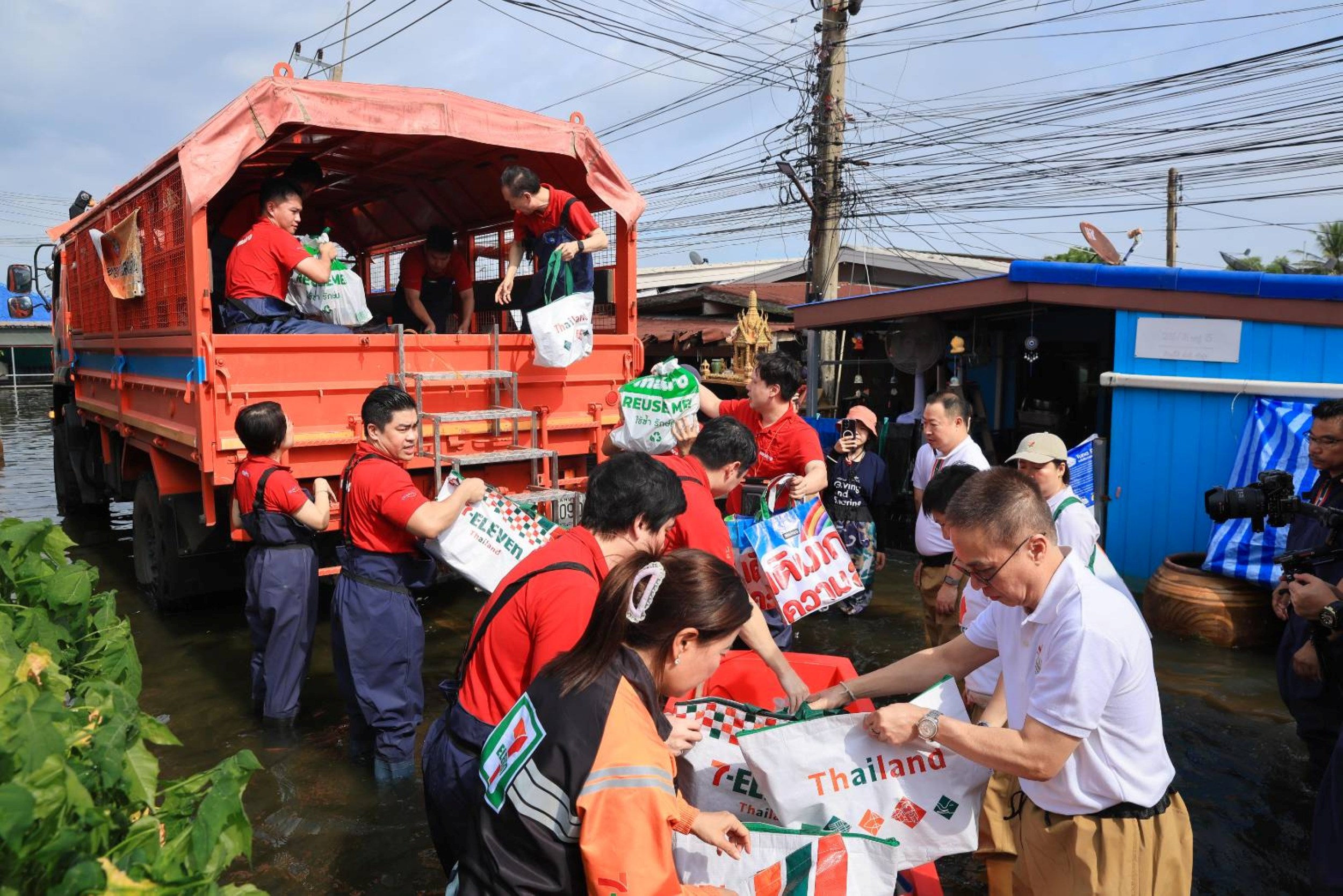 บรรยากาศการร่วมปรุงอาหารและส่งมอบมื้ออิ่มให้ผู้ประสบภัยน้ำท่วม จังหวัดนครนายก