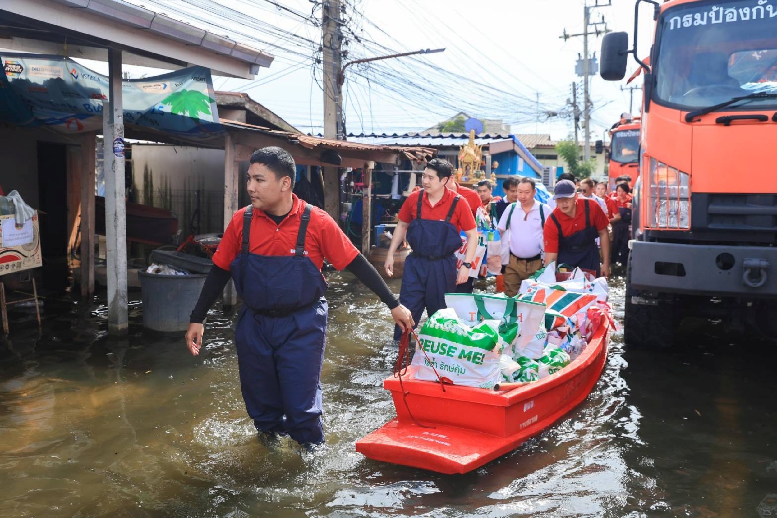 บรรยากาศการร่วมปรุงอาหารและส่งมอบมื้ออิ่มให้ผู้ประสบภัยน้ำท่วม จังหวัดนครนายก