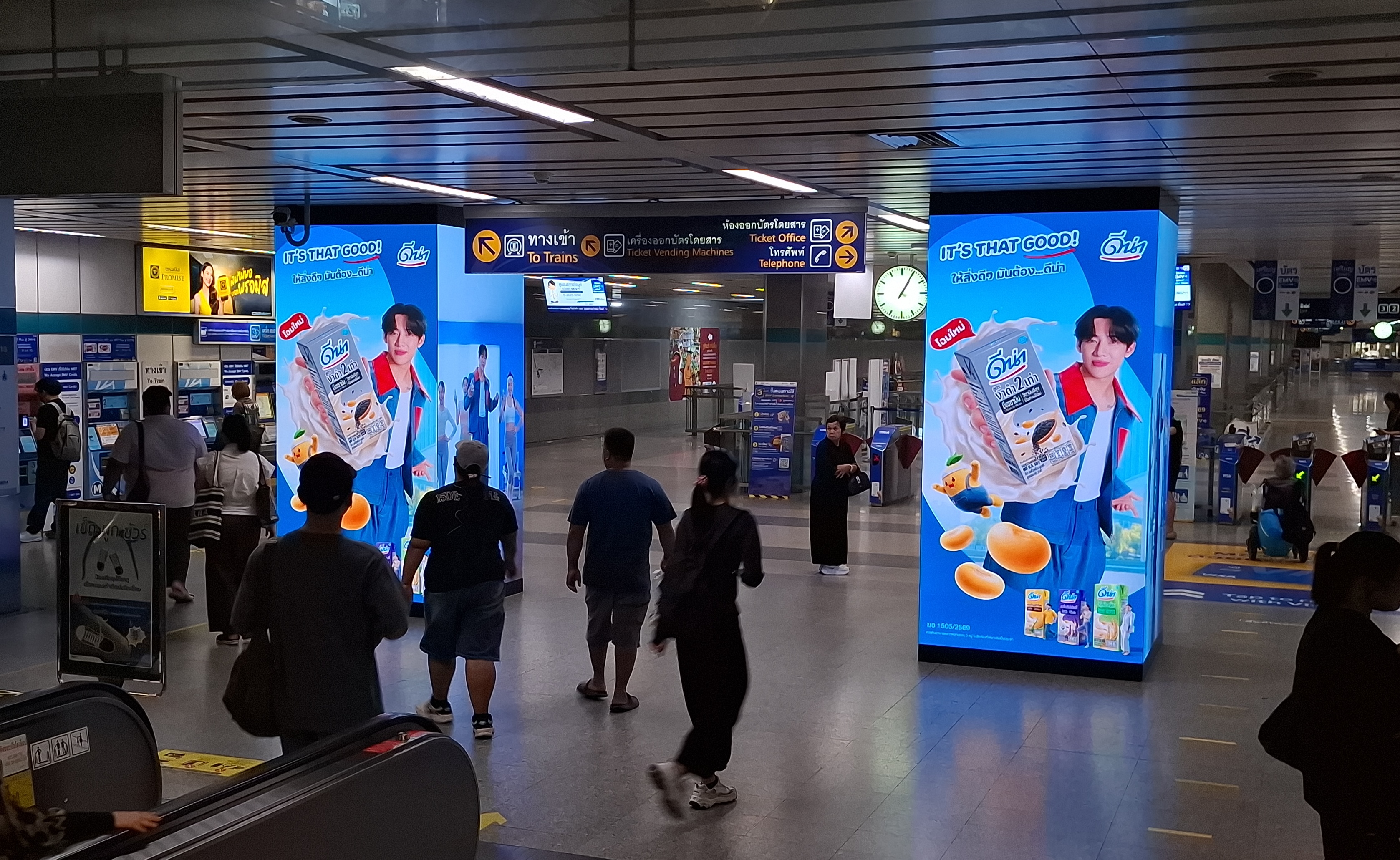 ตัวอย่างสื่อ OOH ดีน่า ในระบบรถไฟฟ้า MRT