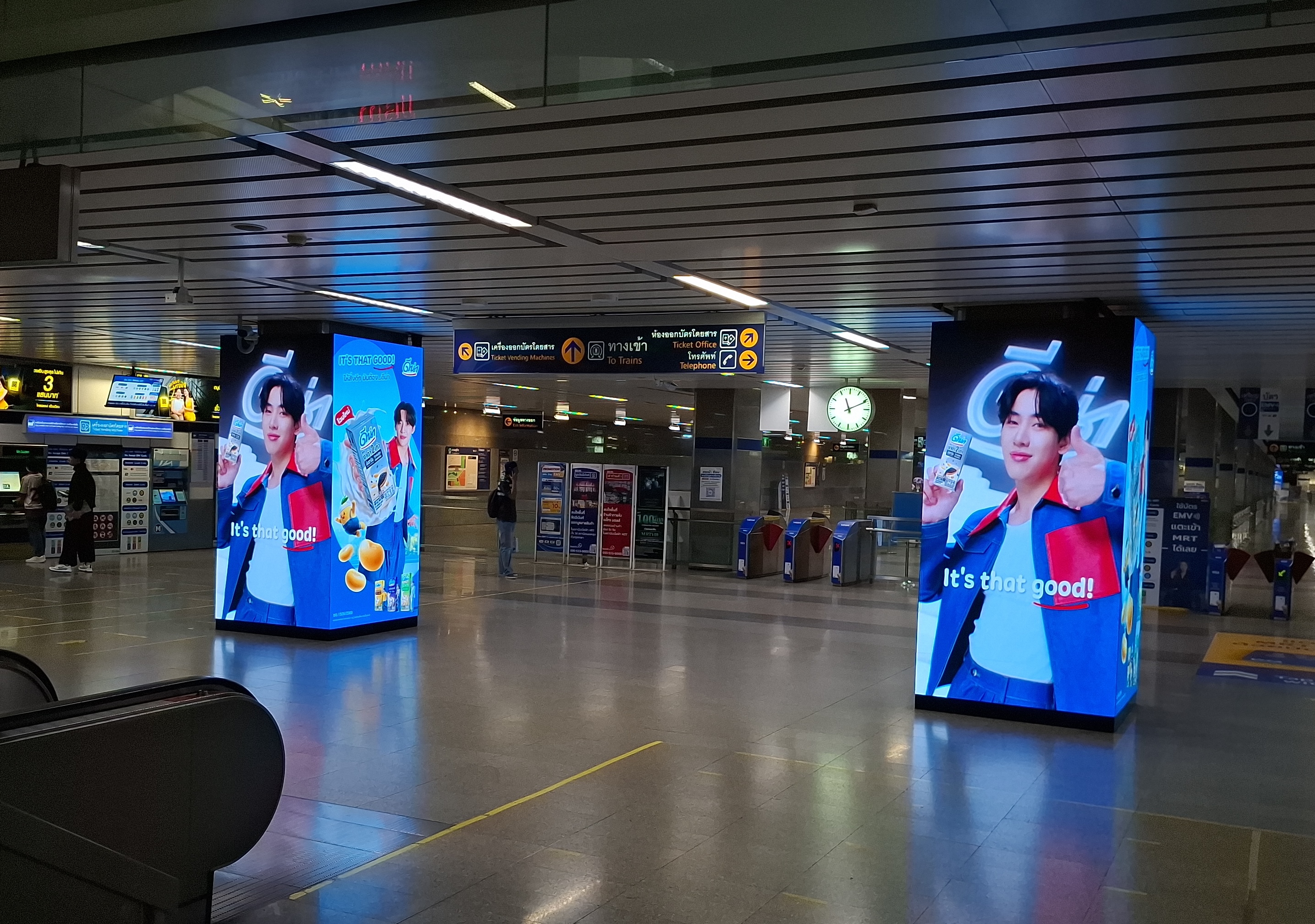ตัวอย่างสื่อ OOH ดีน่า ในระบบรถไฟฟ้า MRT