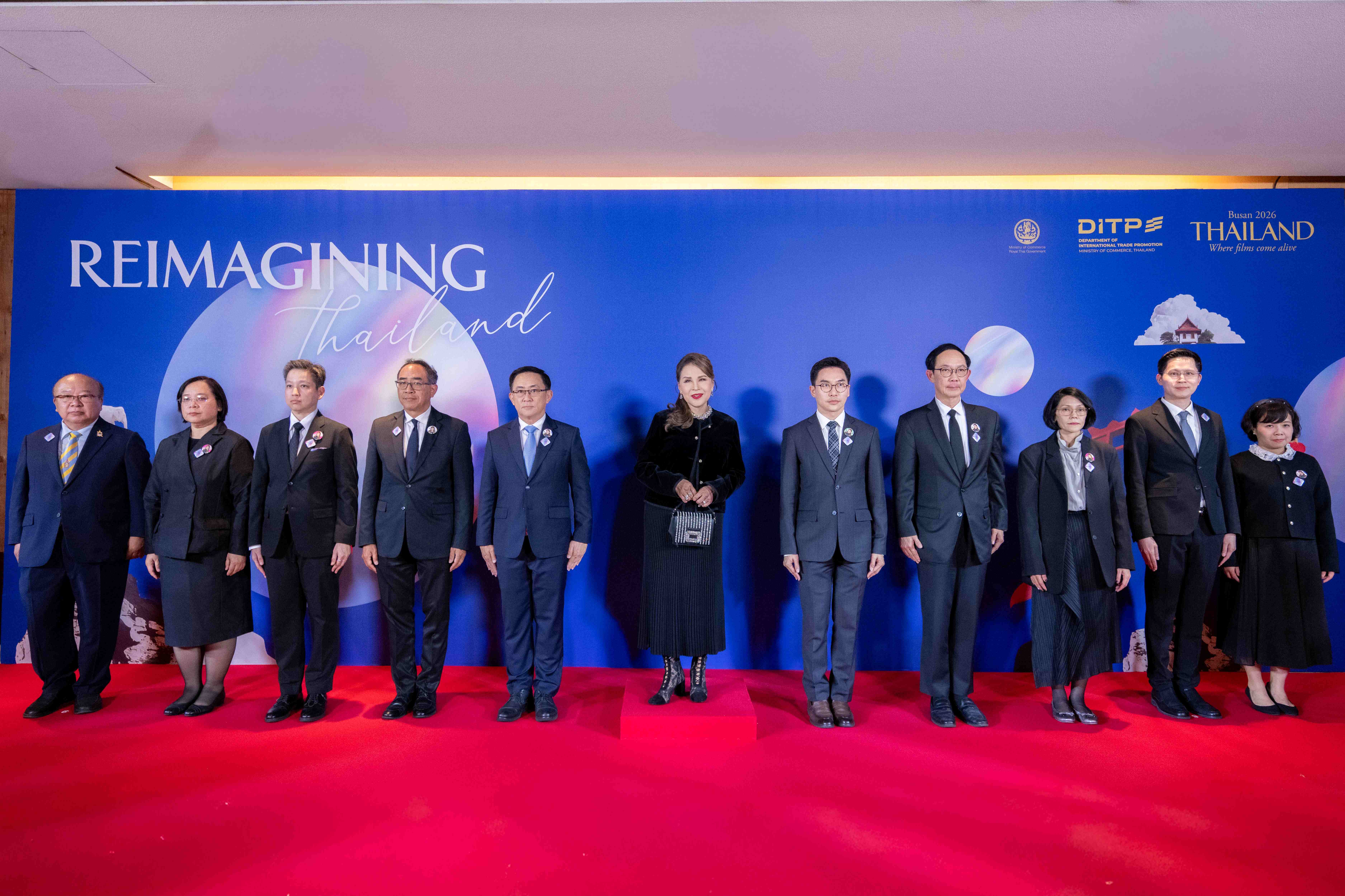 ผู้ร่วมงานถ่ายภาพร่วมกันในงาน Thai Night Busan 2026