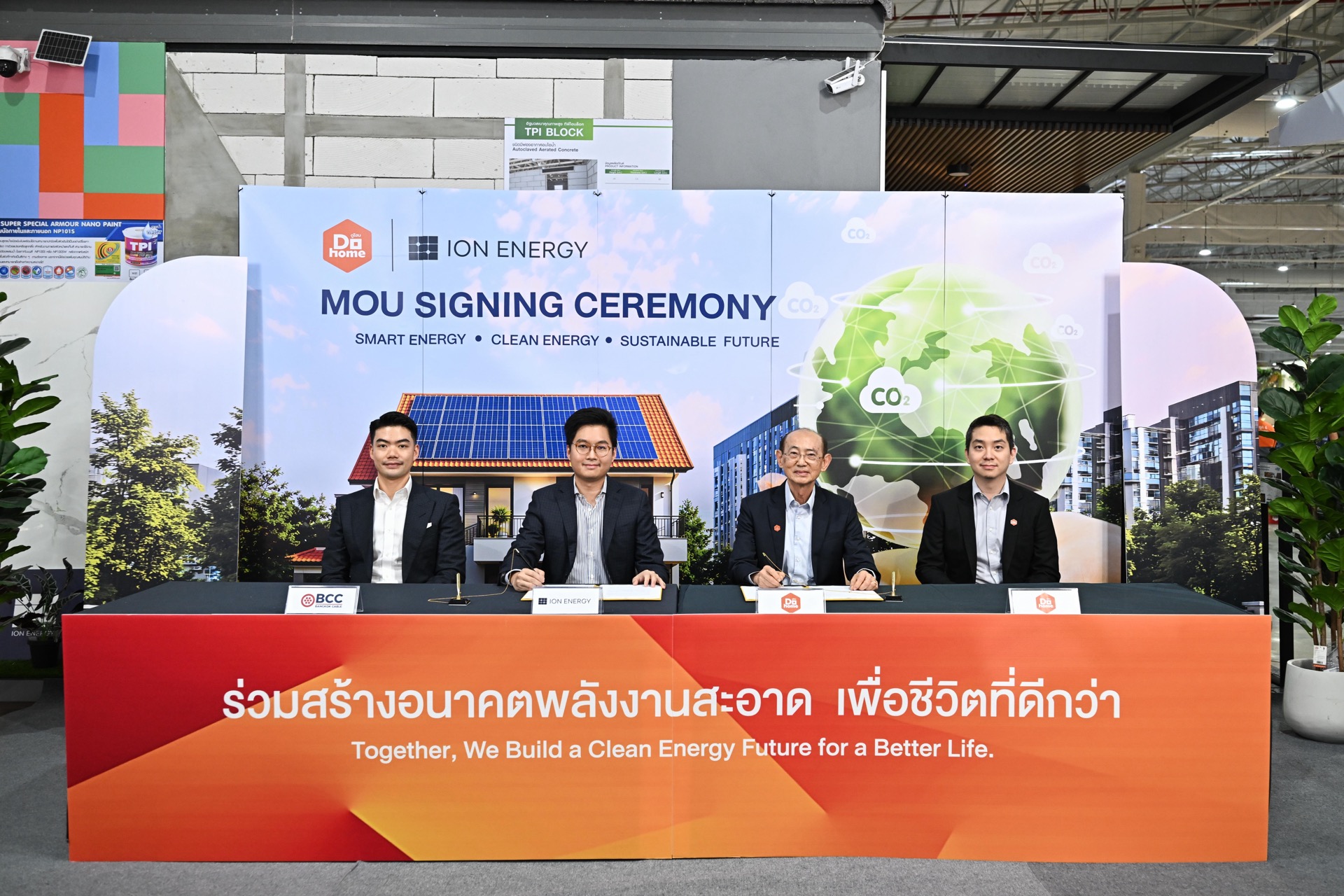 ผู้บริหาร DOHOME และ ION Energy ถ่ายภาพร่วมกันในงานลงนาม