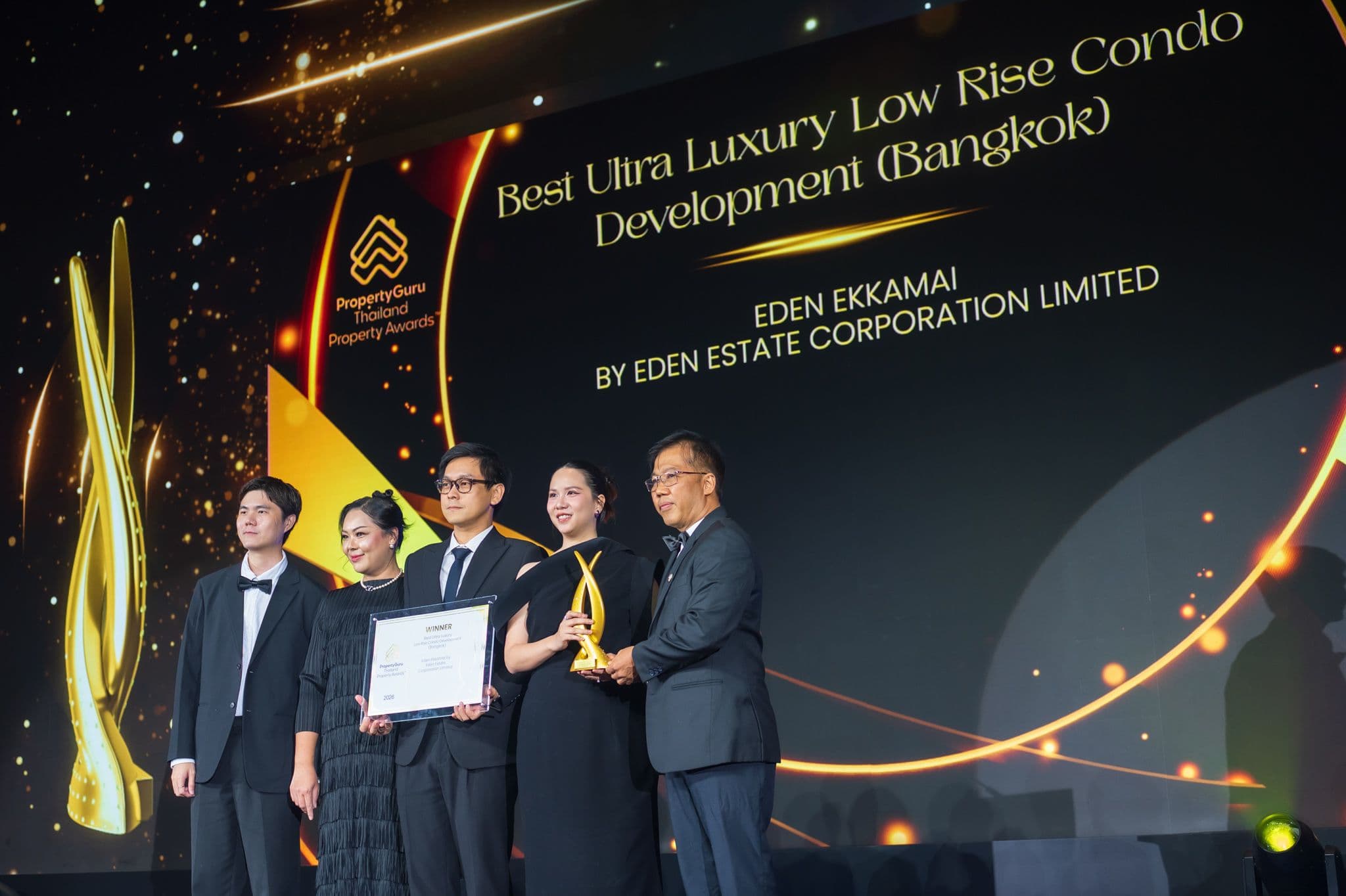 ผู้บริหาร Eden Estate ร่วมแสดงความยินดีกับการคว้ารางวัลของ Eden Ekkamai