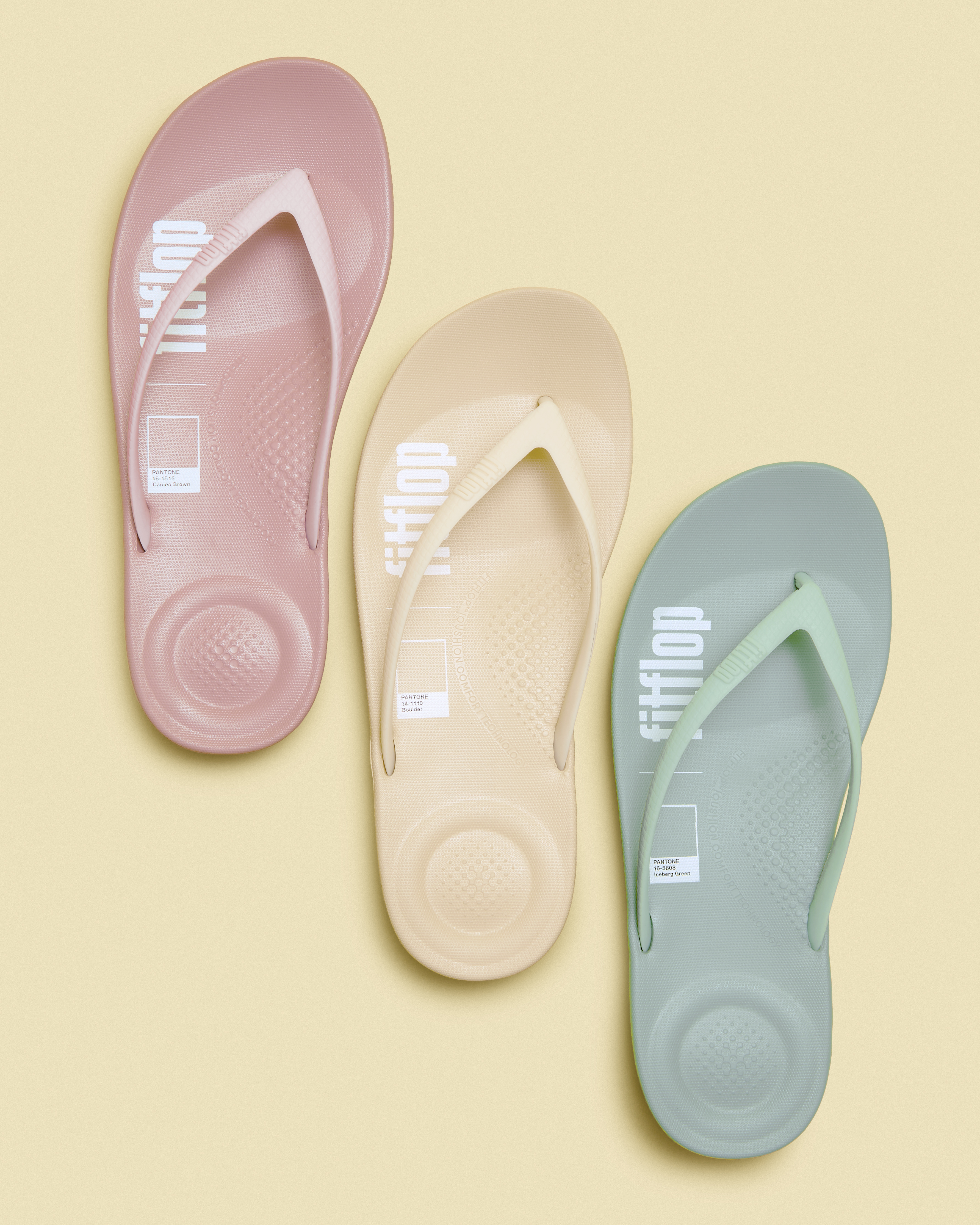 รองเท้าแตะ IQushion Solid Flip-Flops หลากสีจากคอลเลกชัน FitFlop x Pantone
