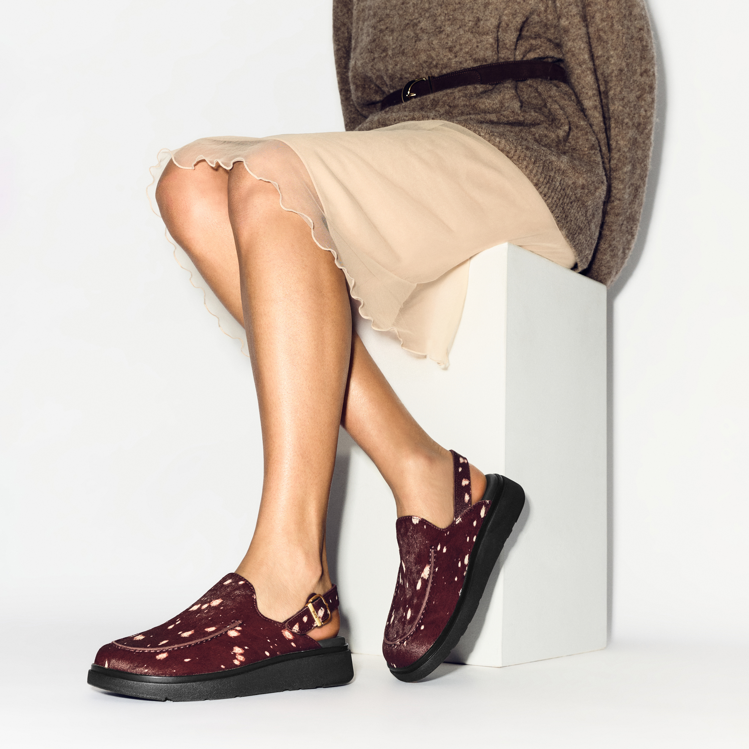 FitFlop x Ester Manas รองเท้าแตะเปิดส้นสีแดงไวน์