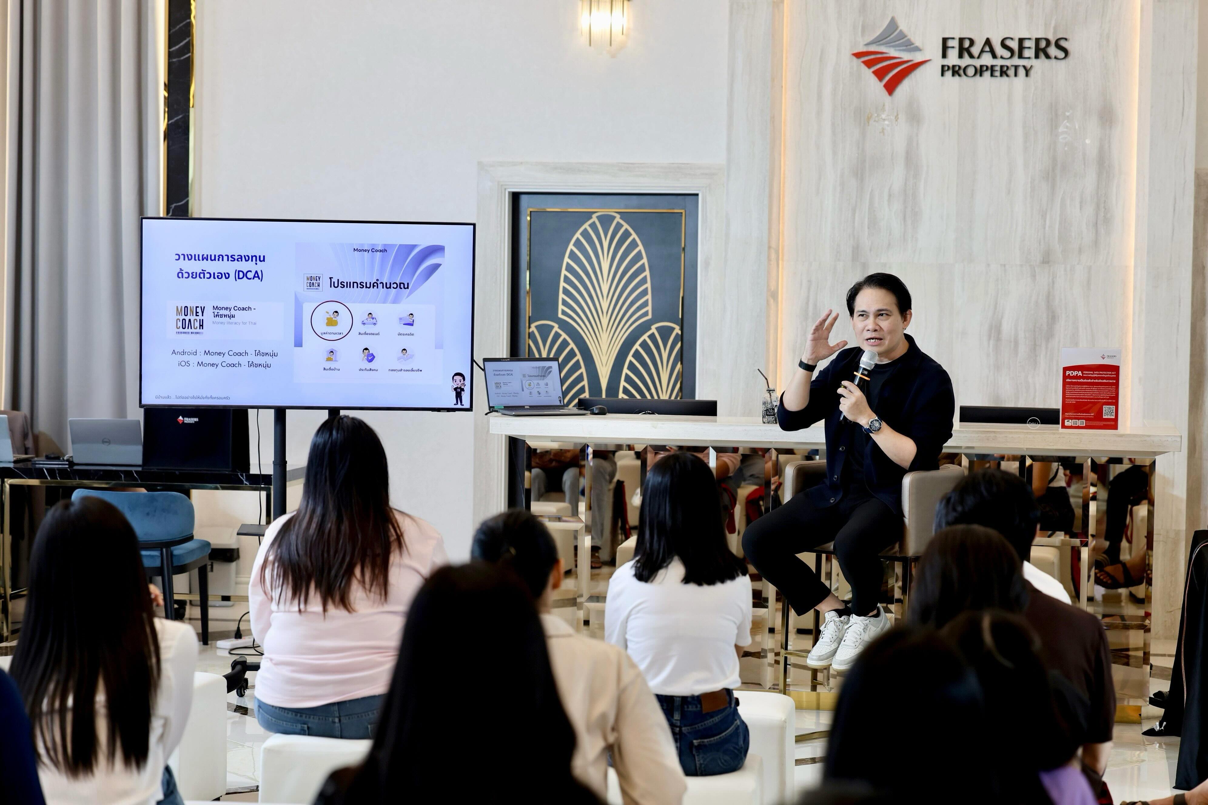 คุณจักรพงษ์ เมษพันธุ์ หรือ โค้ชหนุ่ม The Money Coach ในงาน Grandio Wealth Talk
