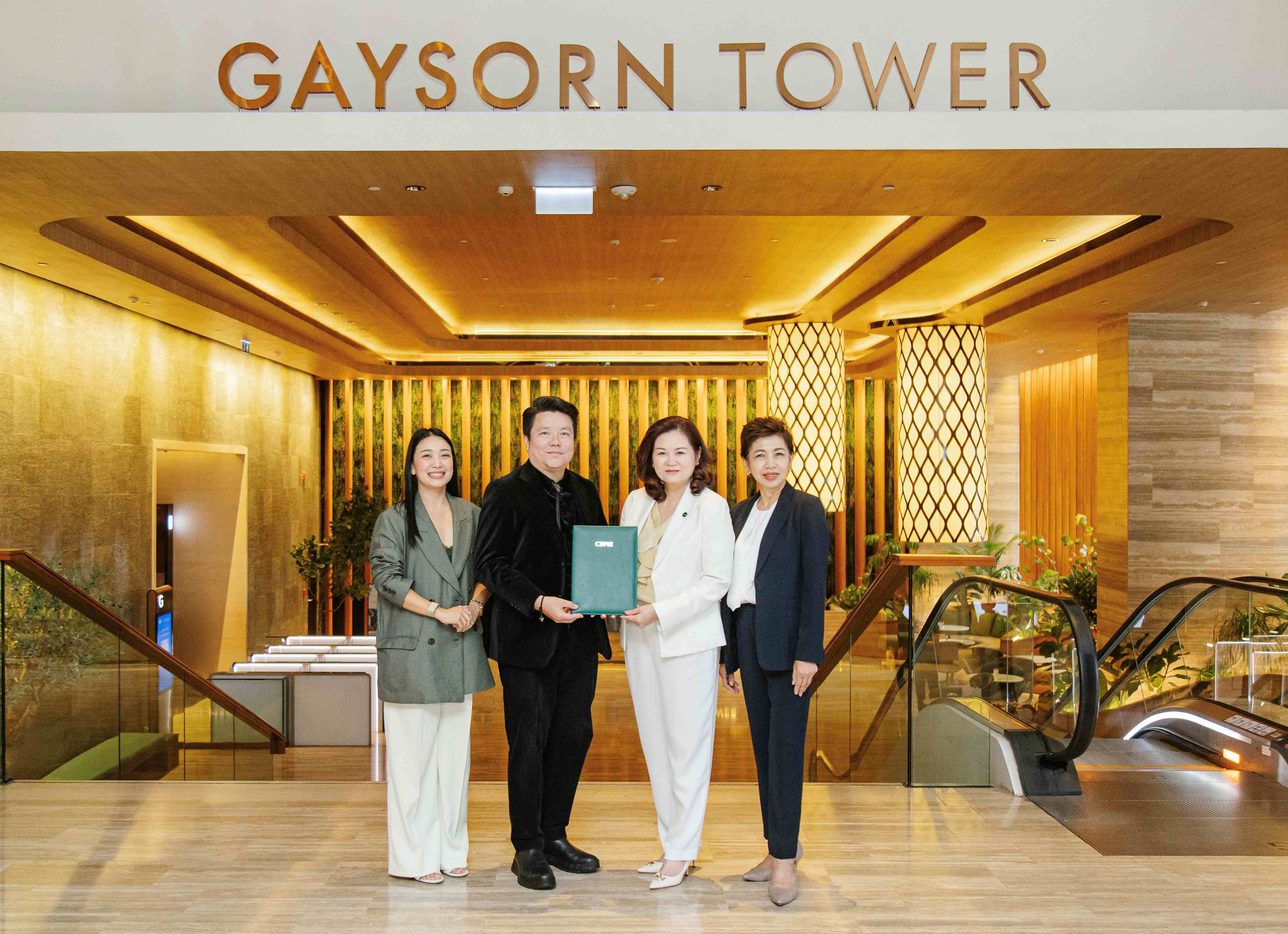 นายภณ เลิศฤทธิ์ปัญญา และนางสาวรุ่งรัตน์ วีระภาคย์การุณ พร้อมคณะผู้บริหาร เปิดความร่วมมือระหว่างเกษรวิลเลจและซีบีอาร์อี ประเทศไทย