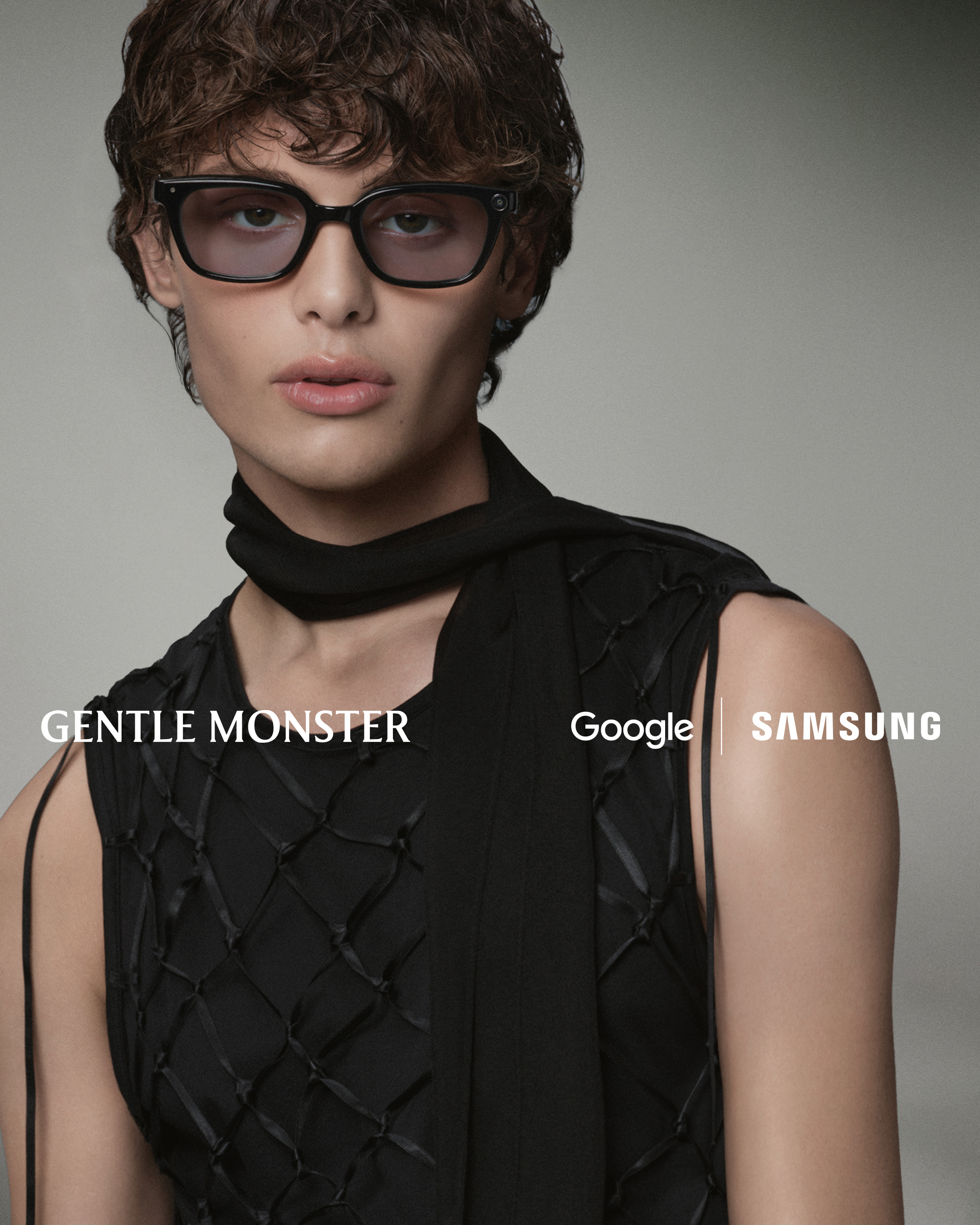Model Bobby สวมใส่ Intelligent Eyewear