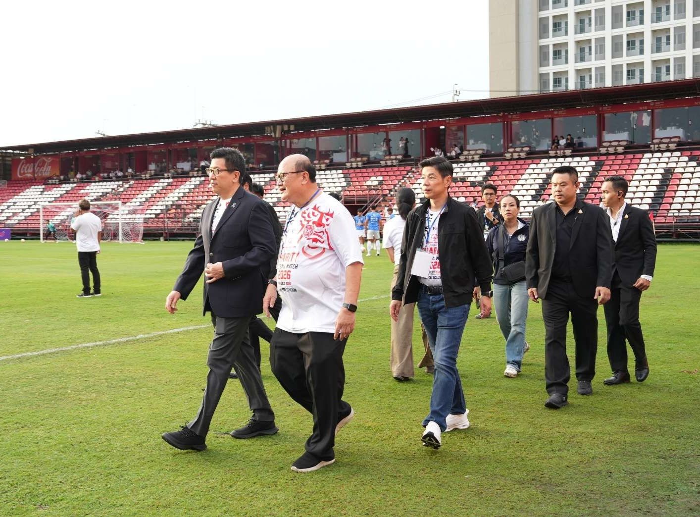 บรรยากาศการแข่งขันฟุตบอลการกุศล ณ สนามธันเดอร์โดมสเตเดียม