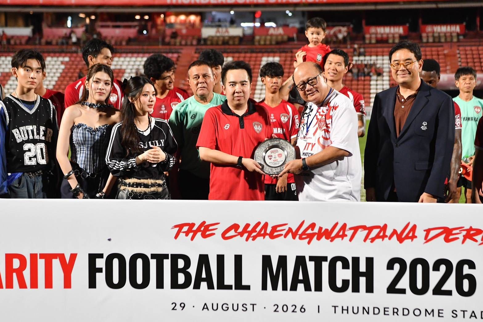 บรรยากาศผู้ชมในสนามการแข่งขันฟุตบอลการกุศล
