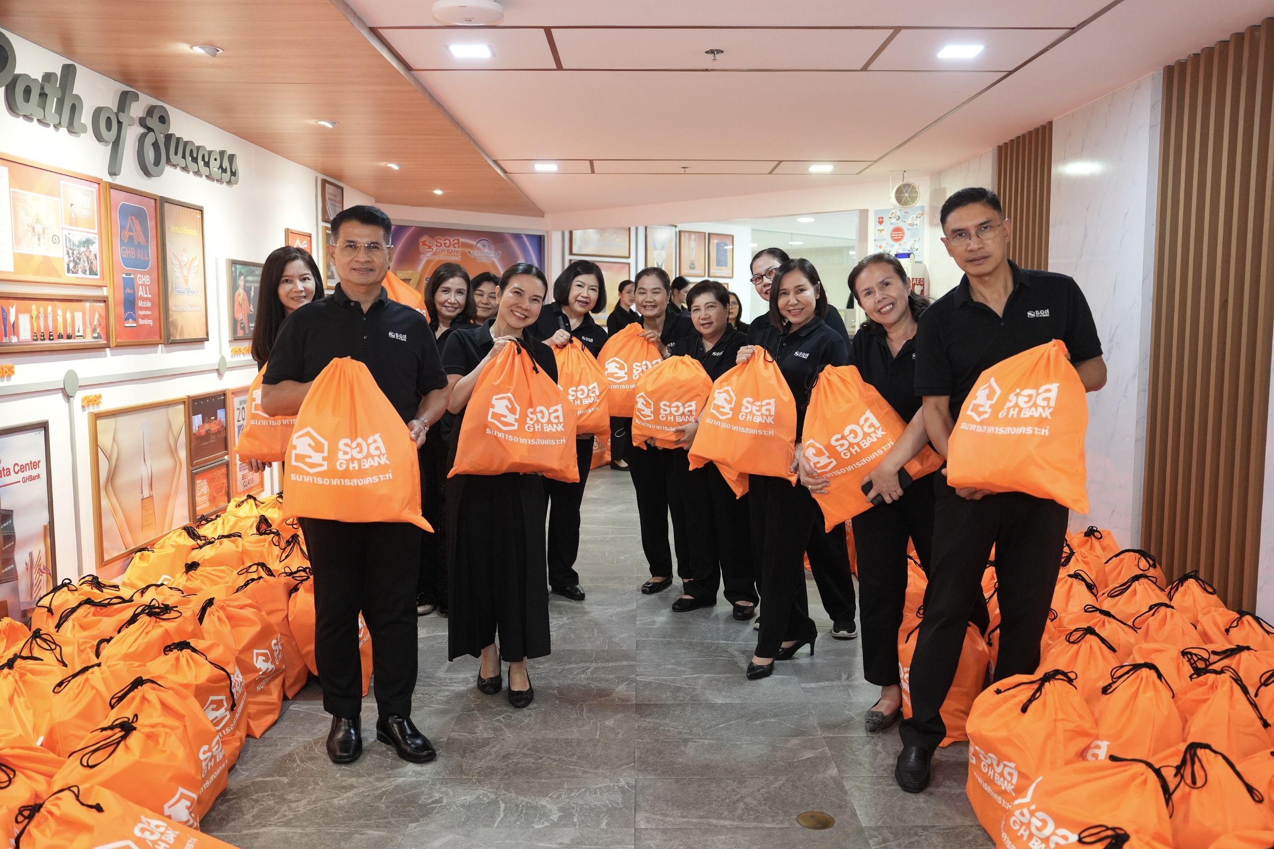ธอส. ลงพื้นที่มอบถุงยังชีพช่วยเหลือผู้ประสบอุทกภัย ณ ชุมชนย่านบางกะปิ กรุงเทพฯ