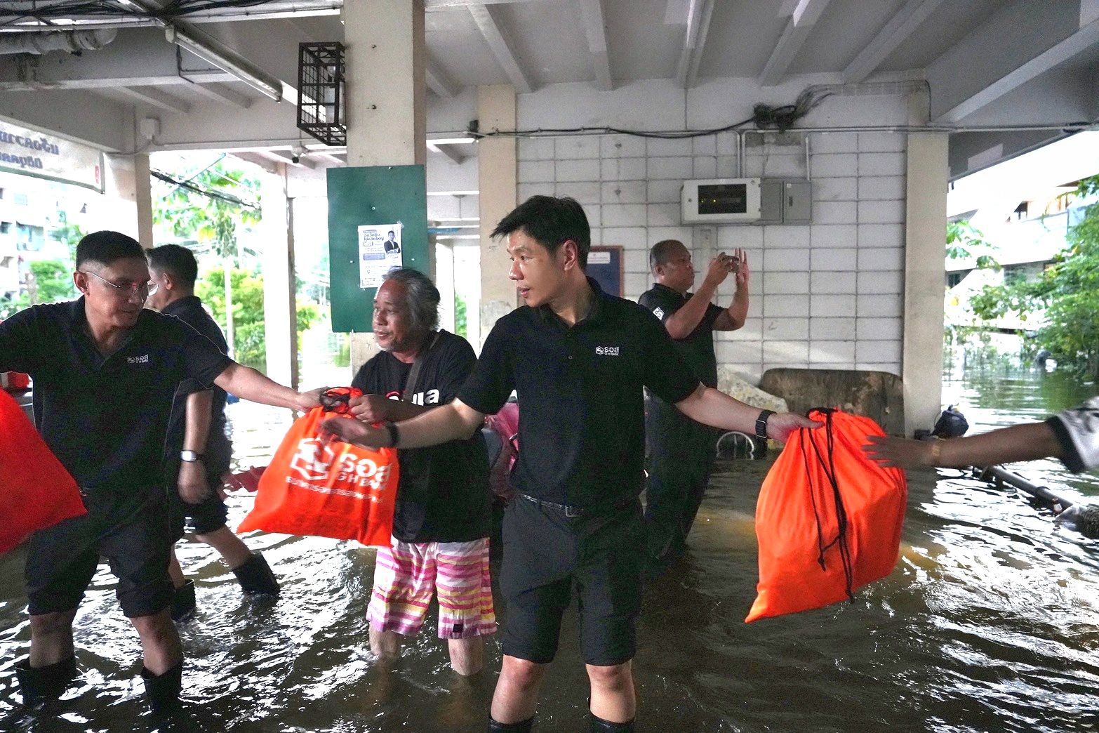 ธอส. ลงพื้นที่มอบถุงยังชีพช่วยเหลือผู้ประสบอุทกภัย ณ ชุมชนย่านบางกะปิ กรุงเทพฯ