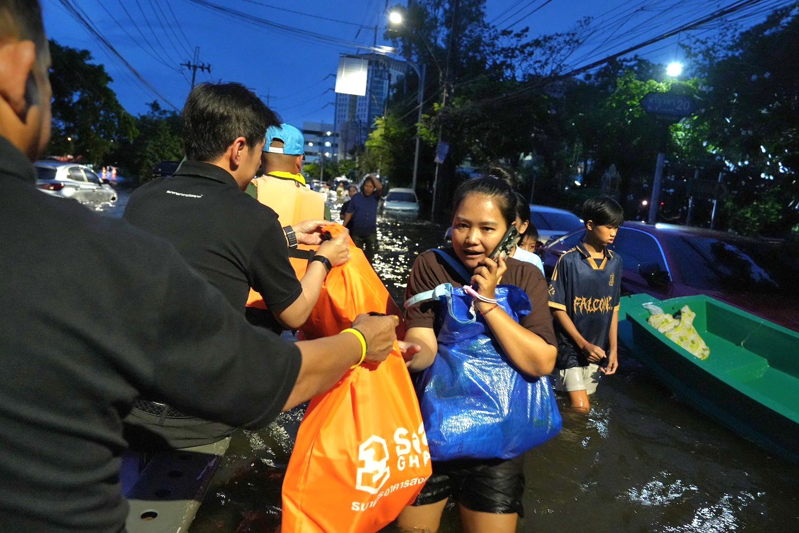 ธอส. ลงพื้นที่มอบถุงยังชีพช่วยเหลือผู้ประสบอุทกภัย ณ ชุมชนย่านบางกะปิ กรุงเทพฯ