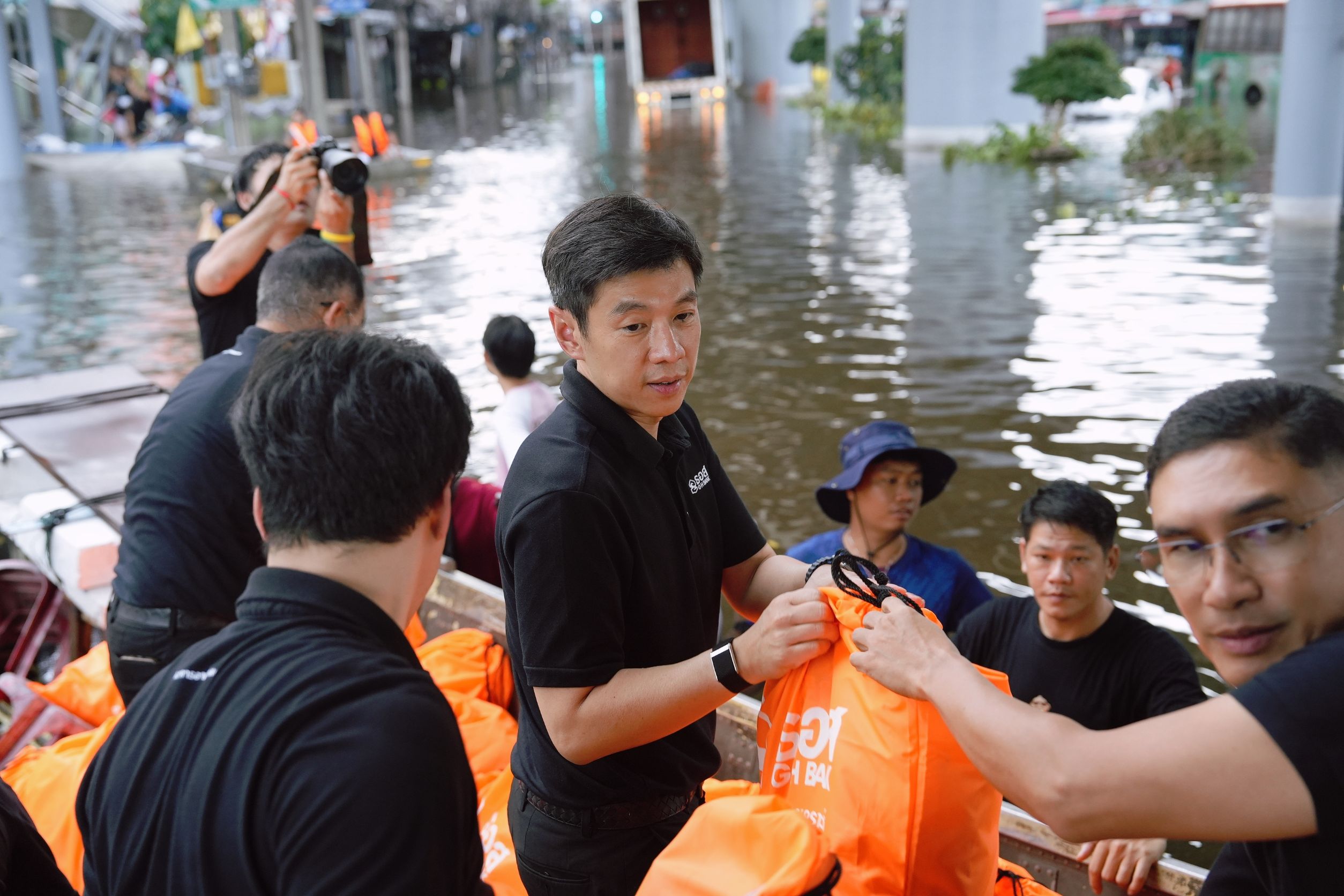 ธอส. ลงพื้นที่มอบถุงยังชีพช่วยเหลือผู้ประสบอุทกภัย ณ ชุมชนย่านบางกะปิ กรุงเทพฯ