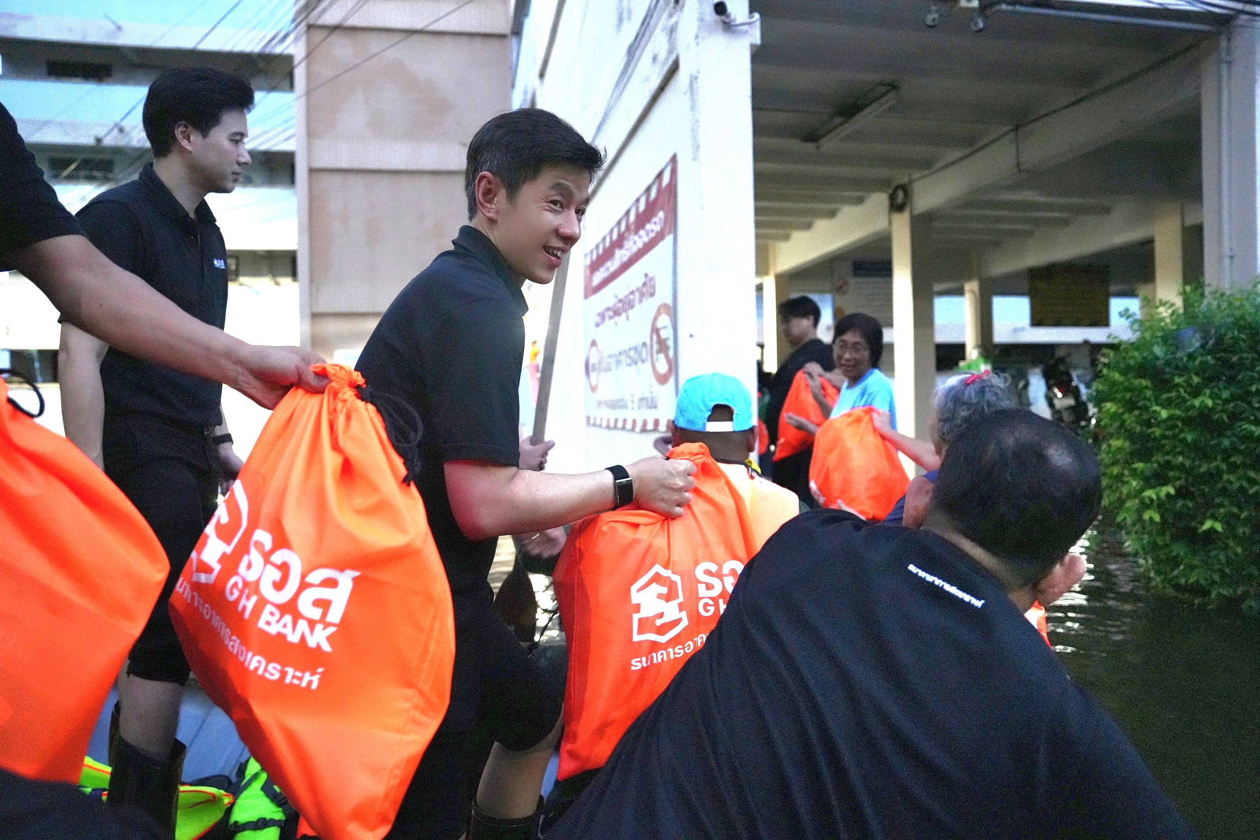 ธอส. ลงพื้นที่มอบถุงยังชีพช่วยเหลือผู้ประสบอุทกภัย ณ ชุมชนย่านบางกะปิ กรุงเทพฯ