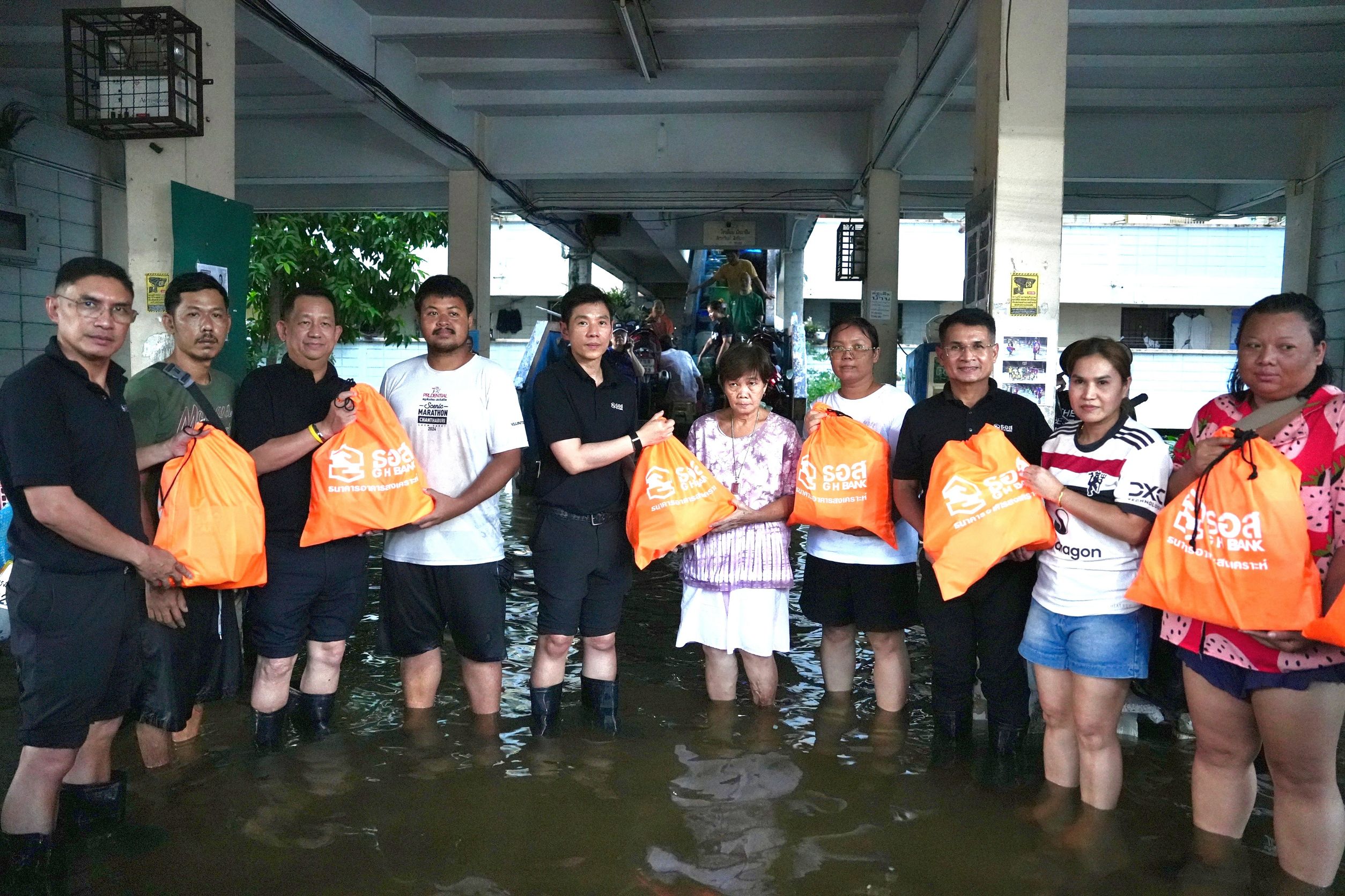 ธอส. ลงพื้นที่มอบถุงยังชีพช่วยเหลือผู้ประสบอุทกภัย ณ ชุมชนย่านบางกะปิ กรุงเทพฯ