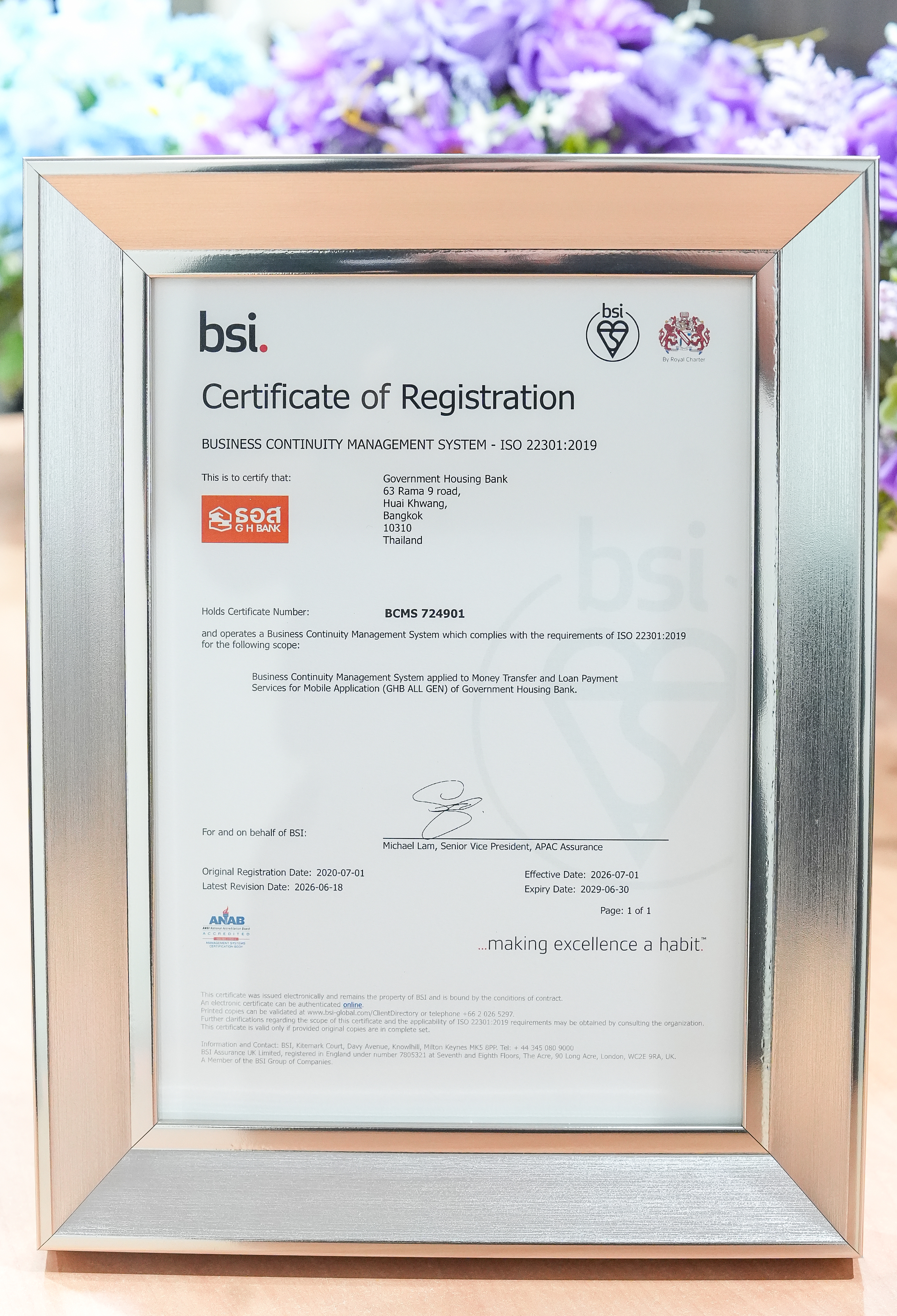 ภาพหมู่ผู้บริหาร ธอส. กับประกาศนียบัตร ISO 22301:2019