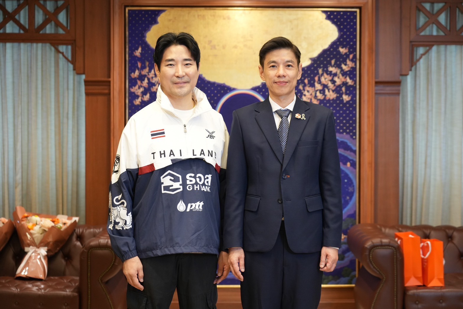 ดร.มหัทธนะ อัมพรพิสิฏฐ์ กรรมการผู้จัดการ ธอส. ให้การต้อนรับสมาคมกีฬาเทควันโดแห่งประเทศไทยและนักกีฬาเทควันโดทีมชาติไทย