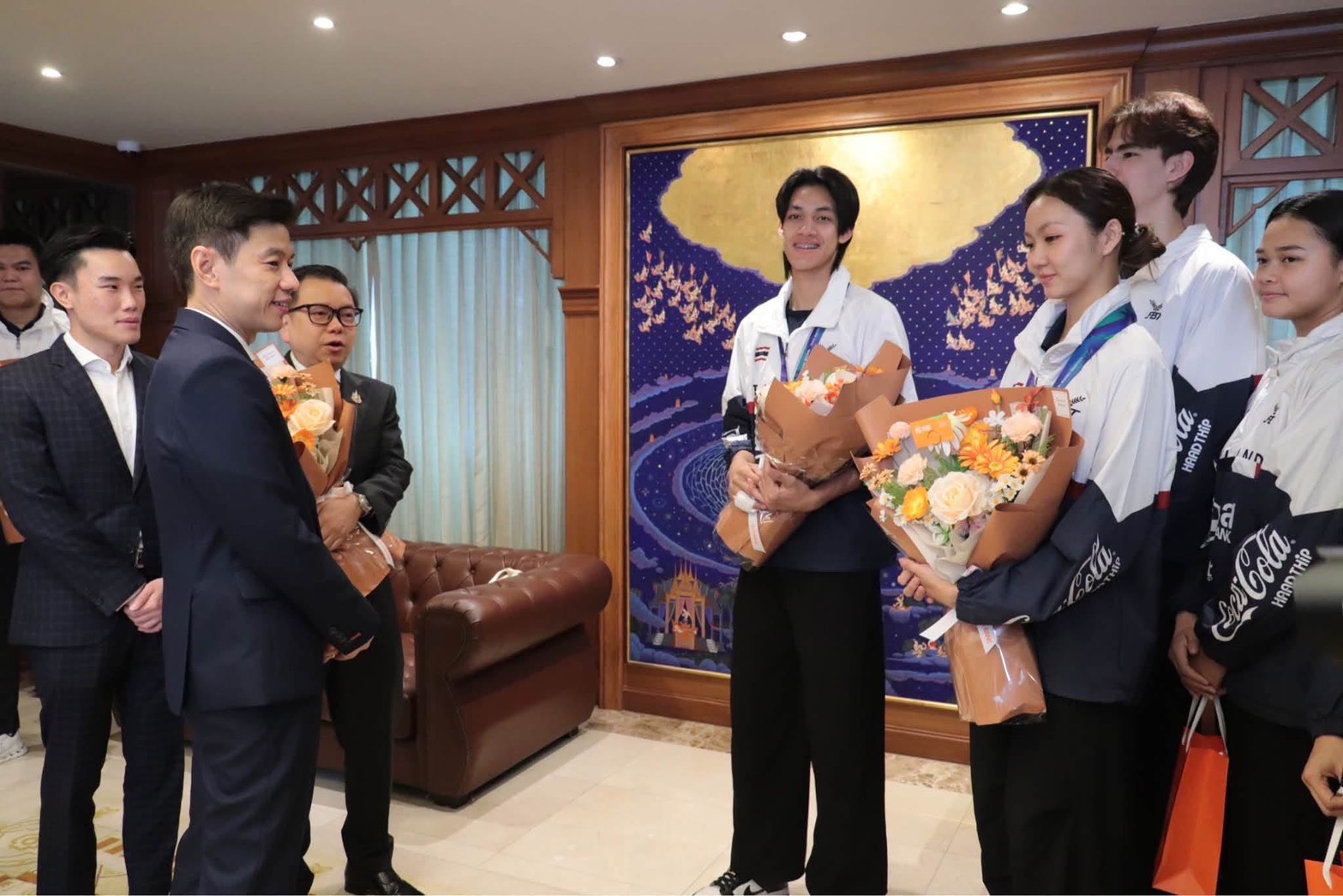 คณะสมาคมกีฬาเทควันโดแห่งประเทศไทยและนักกีฬาทีมชาติไทย ณ ธนาคารอาคารสงเคราะห์ สำนักงานใหญ่