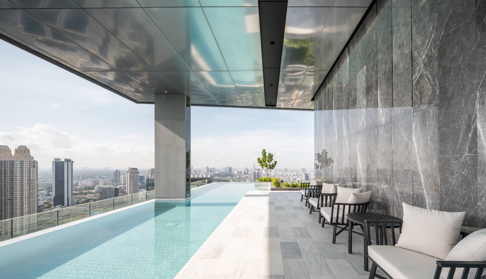 ANIL SATHORN 12 สระว่ายน้ำ Ozone Sky Pool