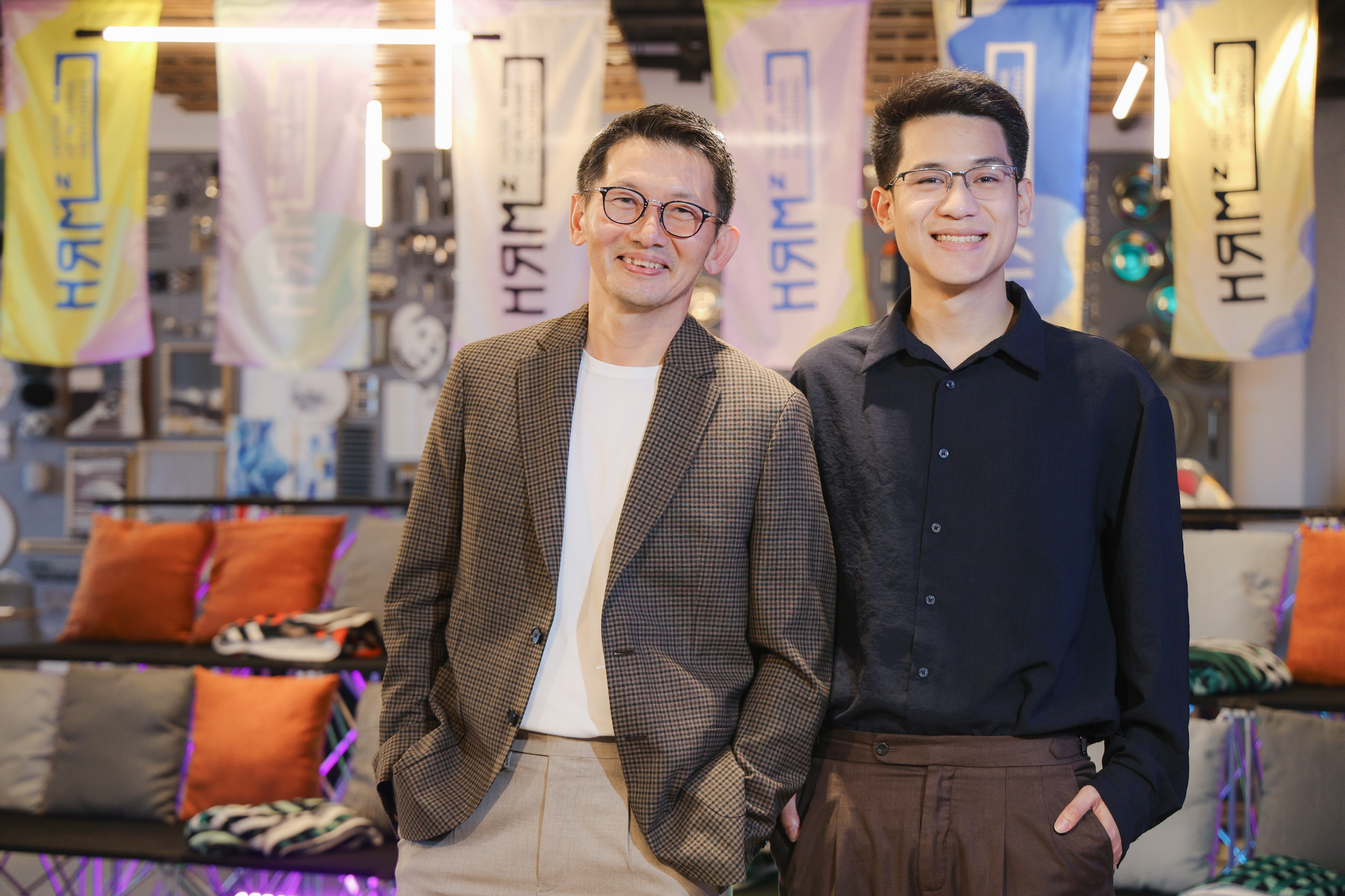 นายธนา เธียรอัจฉริยะ และนายวิศรุต เจริญรมย์ ในงานเปิดตัวหลักสูตร House of Reverse Mentoring รุ่นที่ 2 (HRM²)