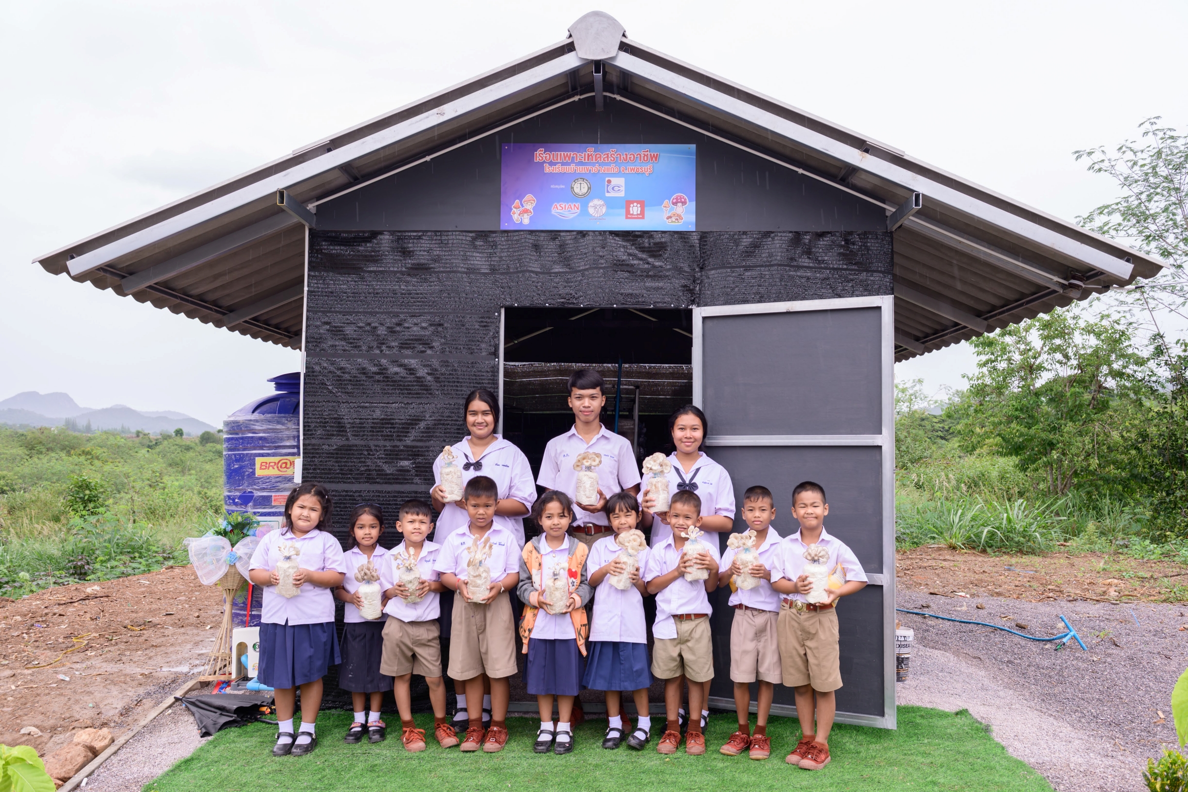 นักเรียนหน้ากิจกรรมโรงเรือนเพาะเห็ด