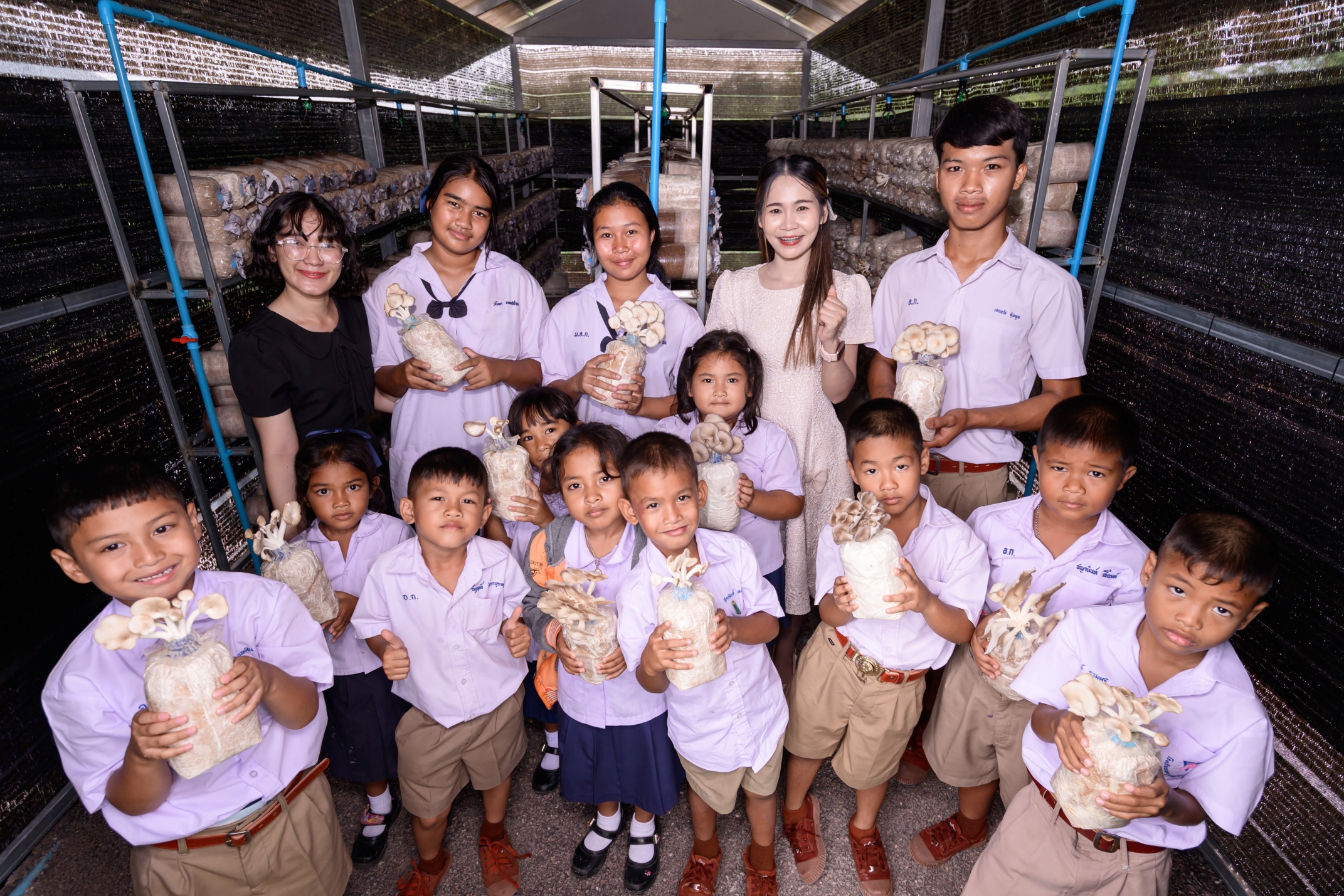 นักเรียนภายในโรงเรือนเพาะเห็ด