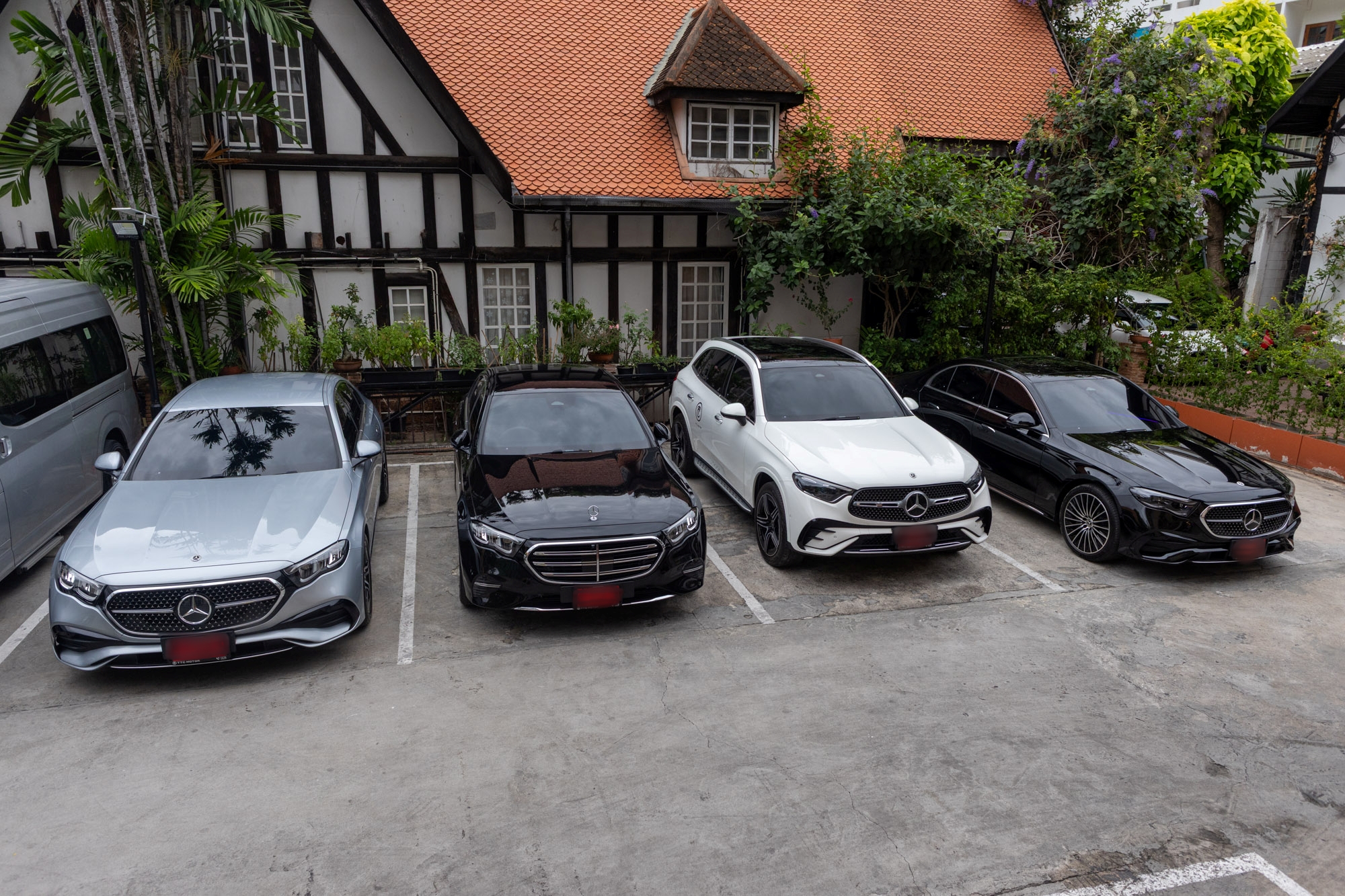 บริการรถยนต์รับ-ส่ง Mercedes-Benz สำหรับแขกคนสำคัญ