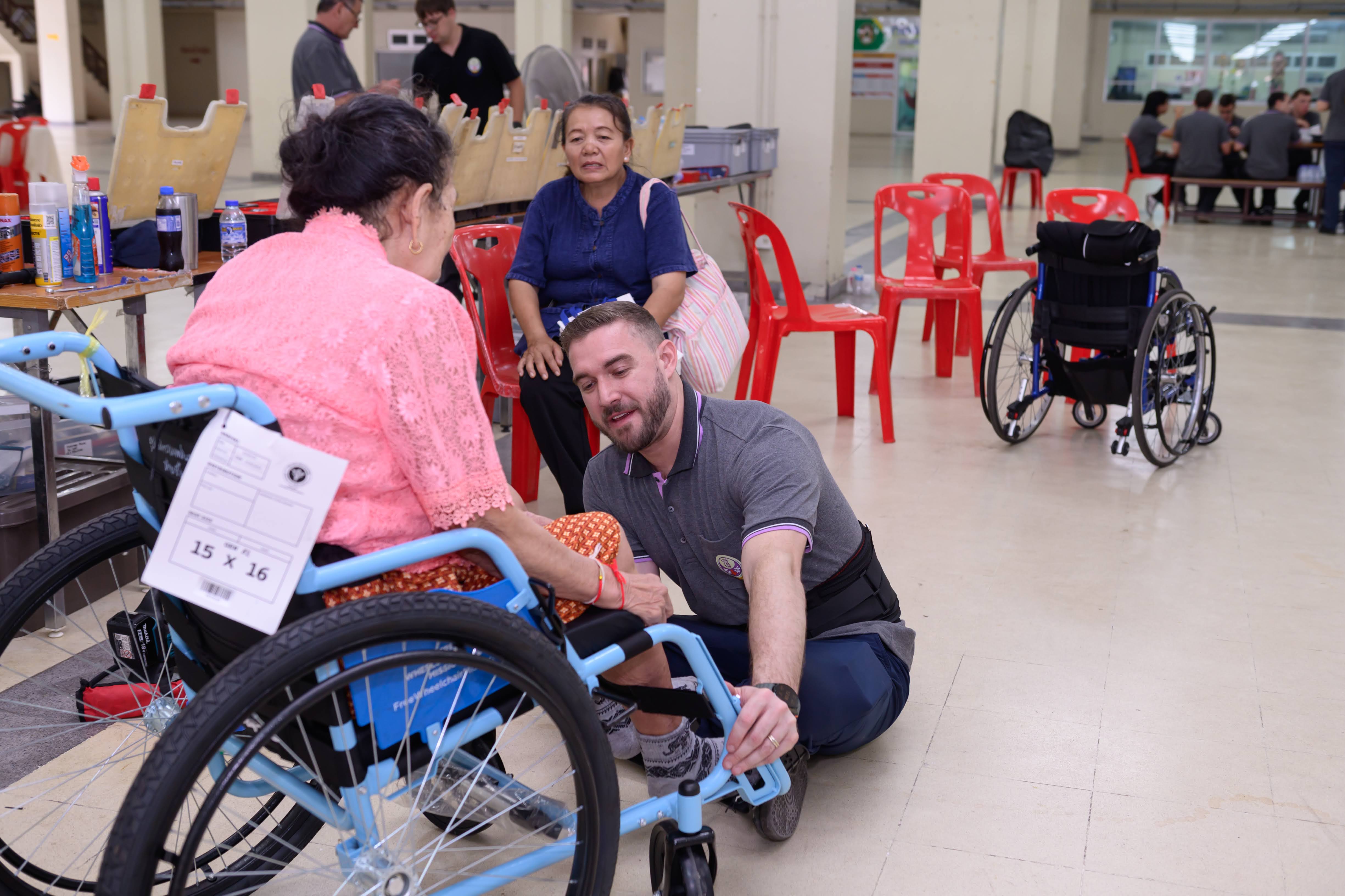 อาสาสมัครโครงการ RICD Wheelchair Project ประเมินและปรับรถเข็น