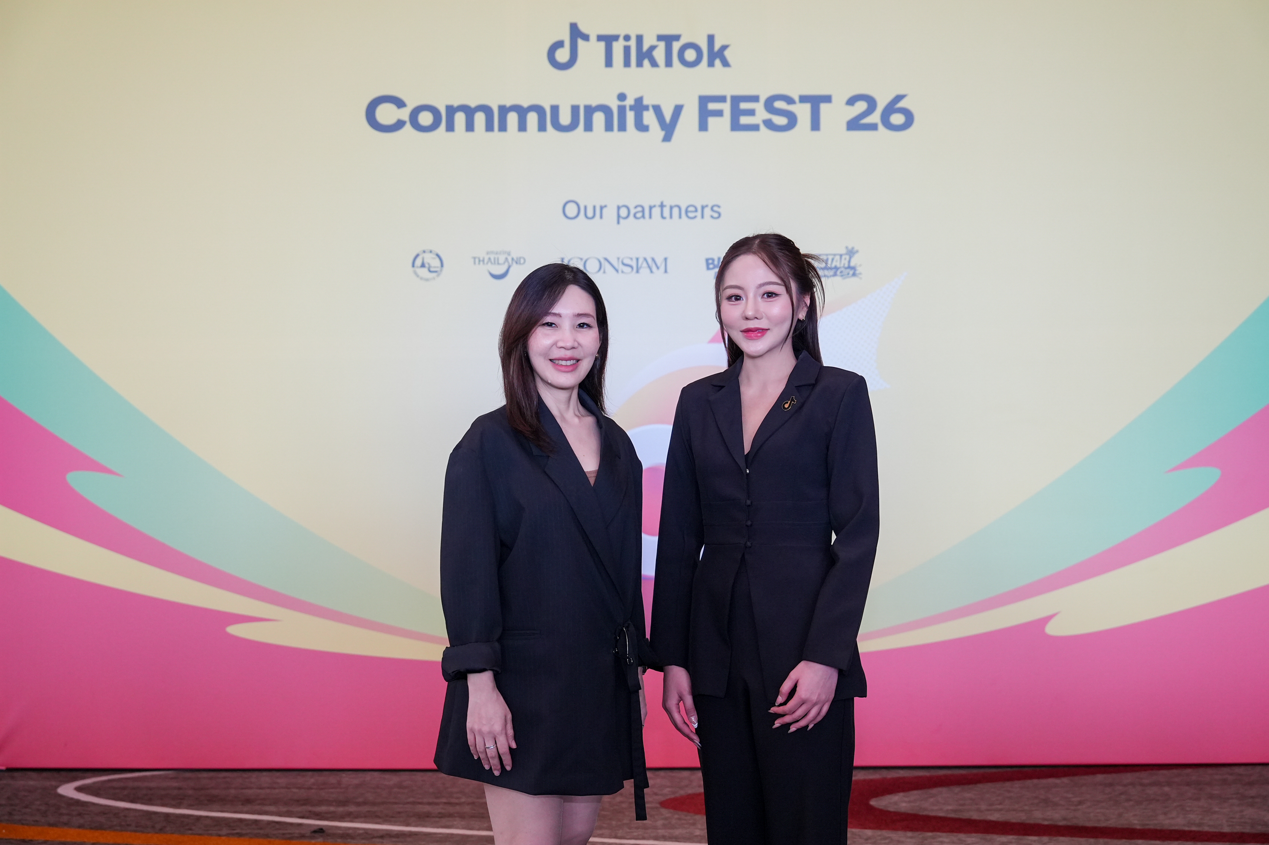 คุณปัณณิตา วรรณโกวิท และคุณณภัทรา ชวลิตชีวินกุล ในงาน TikTok LIVE Community Fest 2026