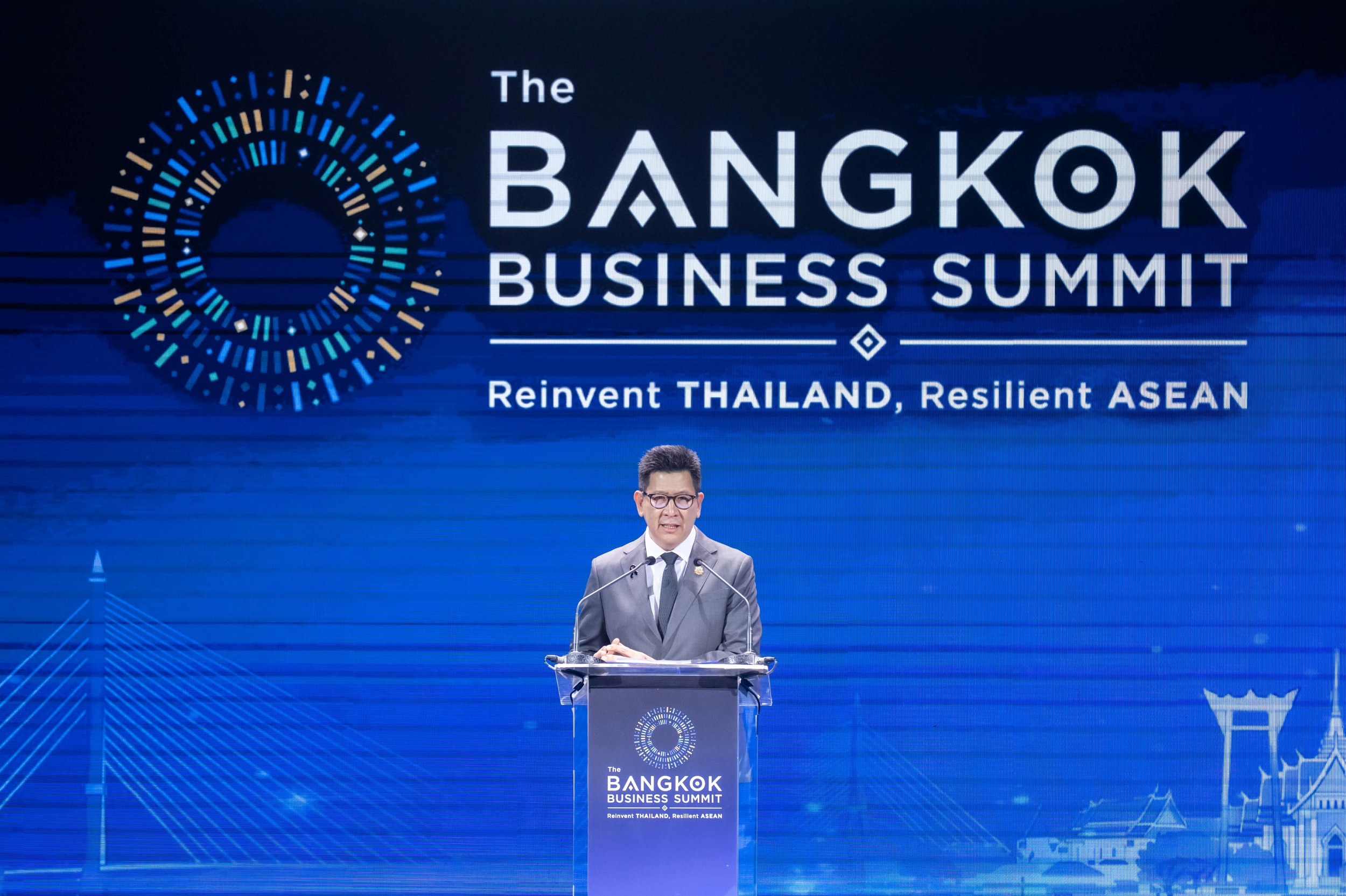 ดร.เอกนิติ นิติทัณฑ์ประภาศ รองนายกรัฐมนตรีและรัฐมนตรีว่าการกระทรวงการคลัง