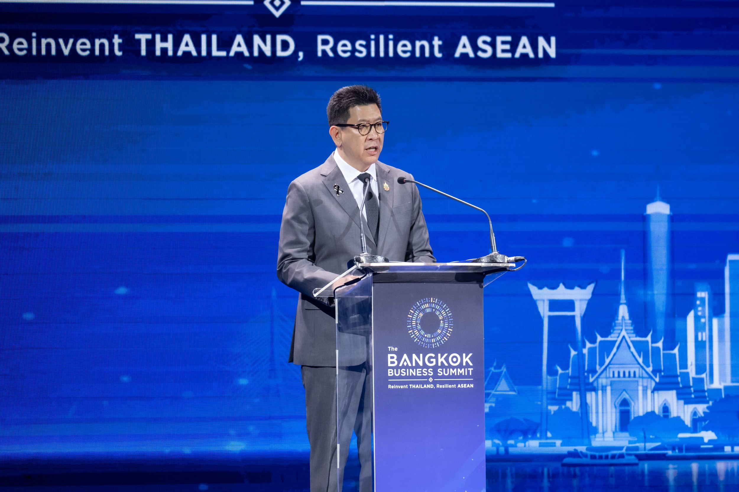 ดร.เอกนิติ นิติทัณฑ์ประภาศ รองนายกรัฐมนตรีและรัฐมนตรีว่าการกระทรวงการคลัง