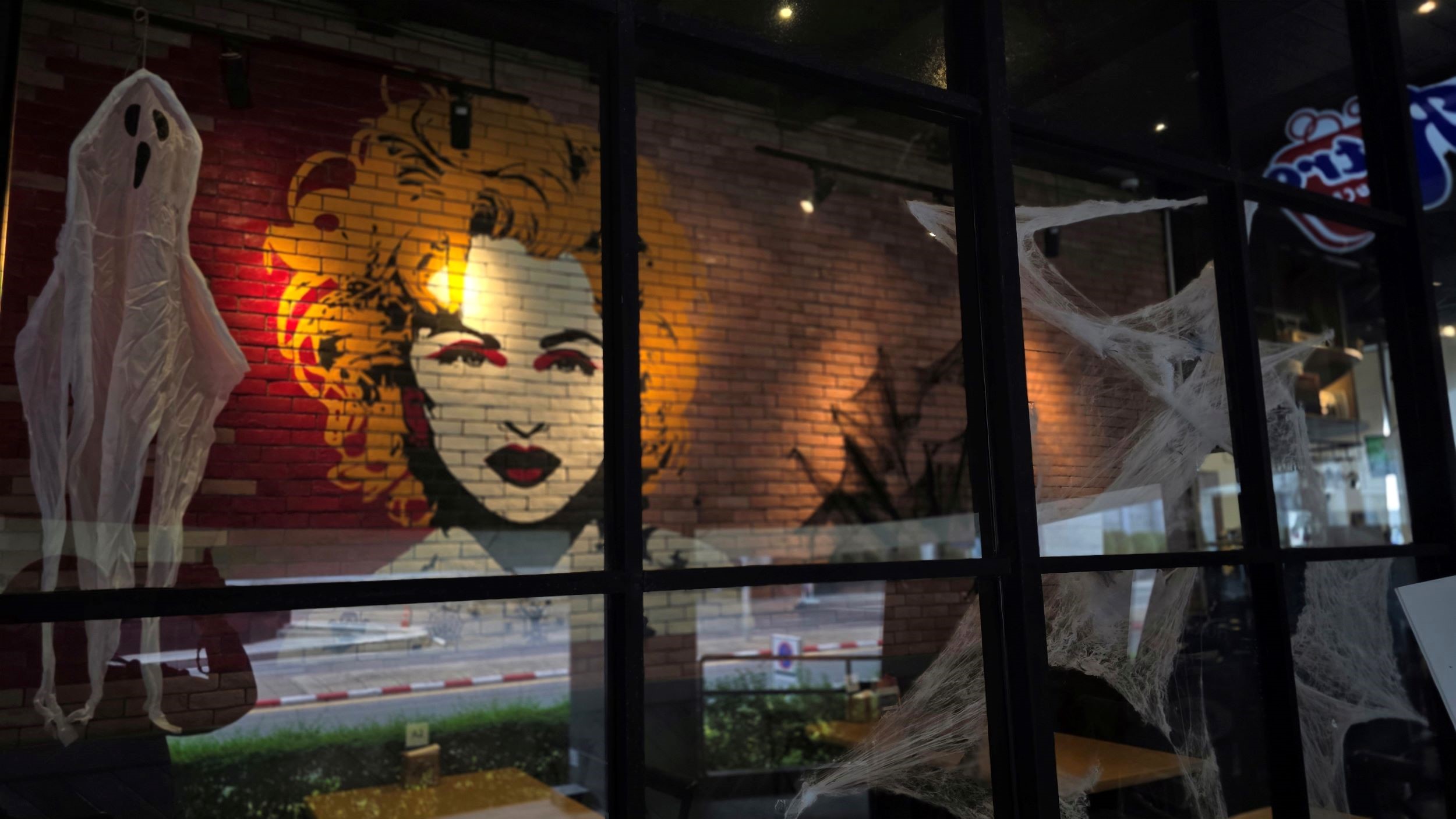 บรรยากาศร้านเรโทร บาร์ แอนด์ คาเฟ่ ตกแต่งธีมฮาโลวีน