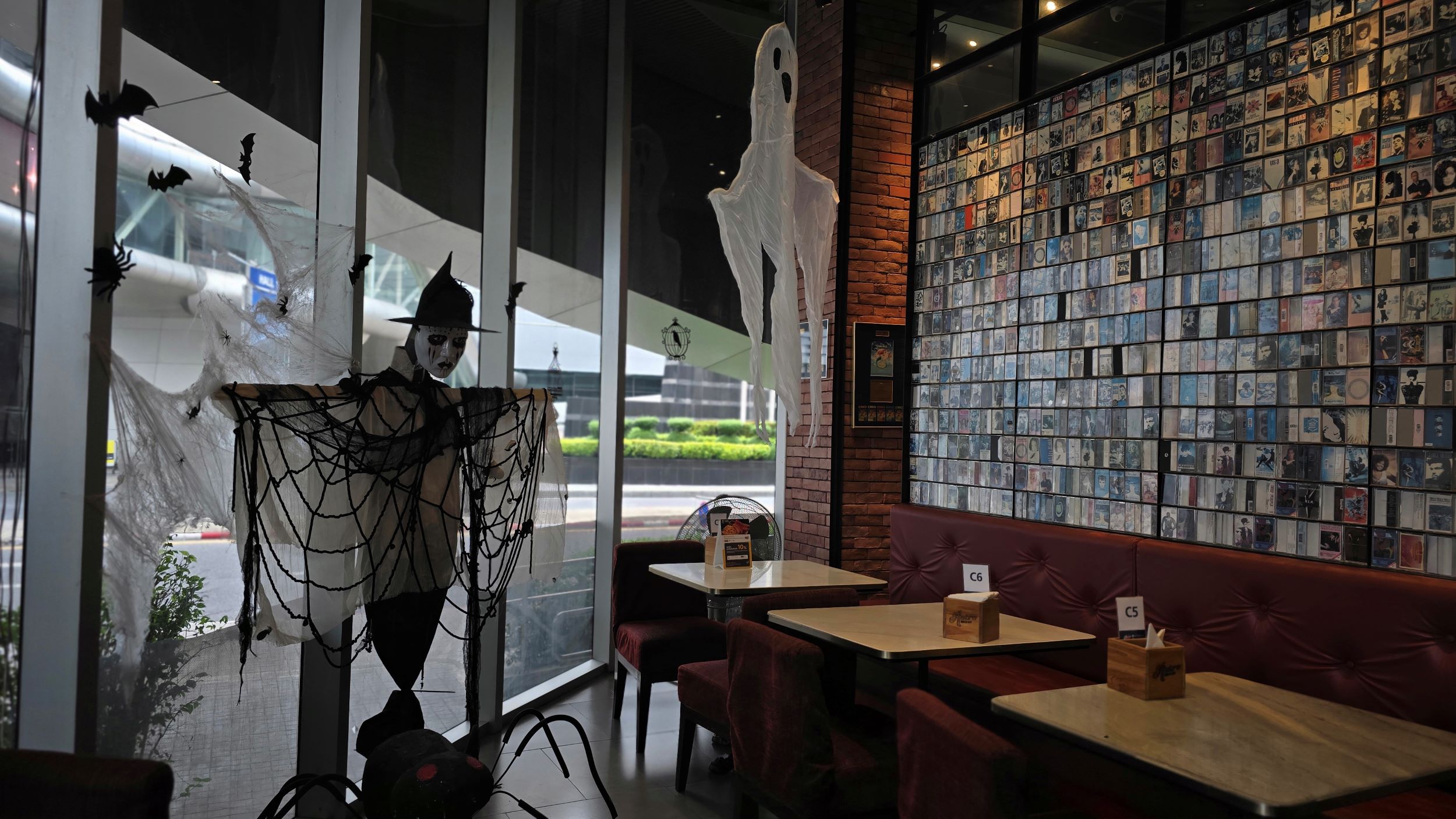 บรรยากาศภายในร้านเรโทร บาร์ แอนด์ คาเฟ่ ช่วงเทศกาลฮาโลวีน