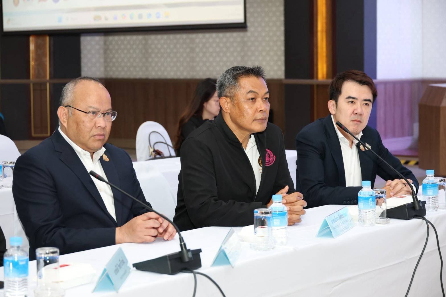 รมว.พม. นำการเคหะแห่งชาติและภาคีแถลงแผนฟื้นฟูหลังน้ำท่วม