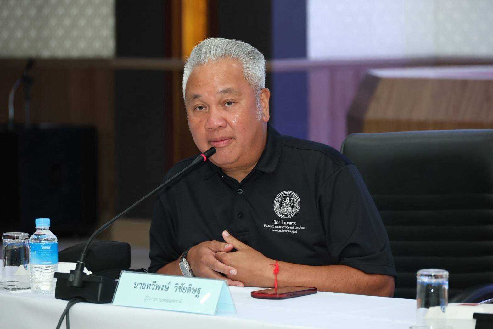 ผู้ร่วมแถลงข่าวรวมพลังช่างไทย ฟื้นบ้าน ฟื้นเมือง หลังน้ำท่วมกรุงเทพฯ