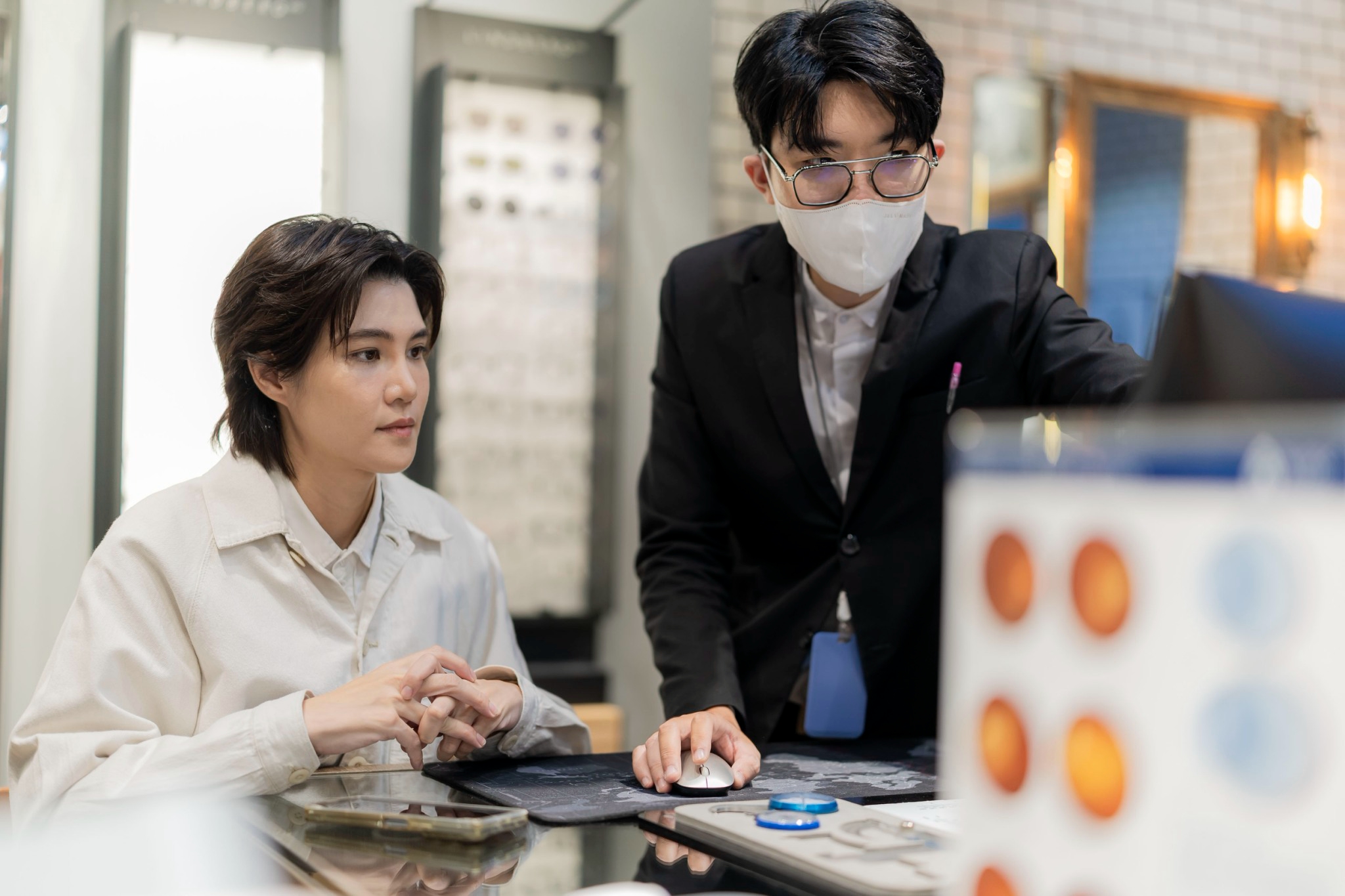 เจี๊ยบ-ลลนา รับคำปรึกษาด้านดวงตา กับผู้เชี่ยวชาญภายในร้าน KT Optic เมกาบางนา